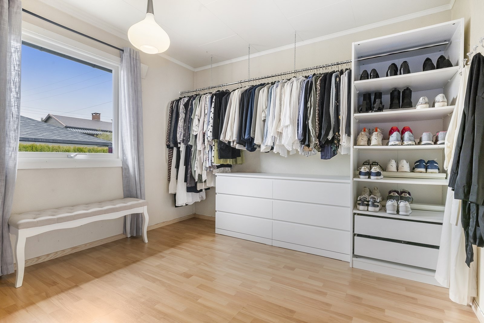 Det tredje soverommet i etasjen er i dag innredet som et praktisk omkledningsrom. Galleribilde