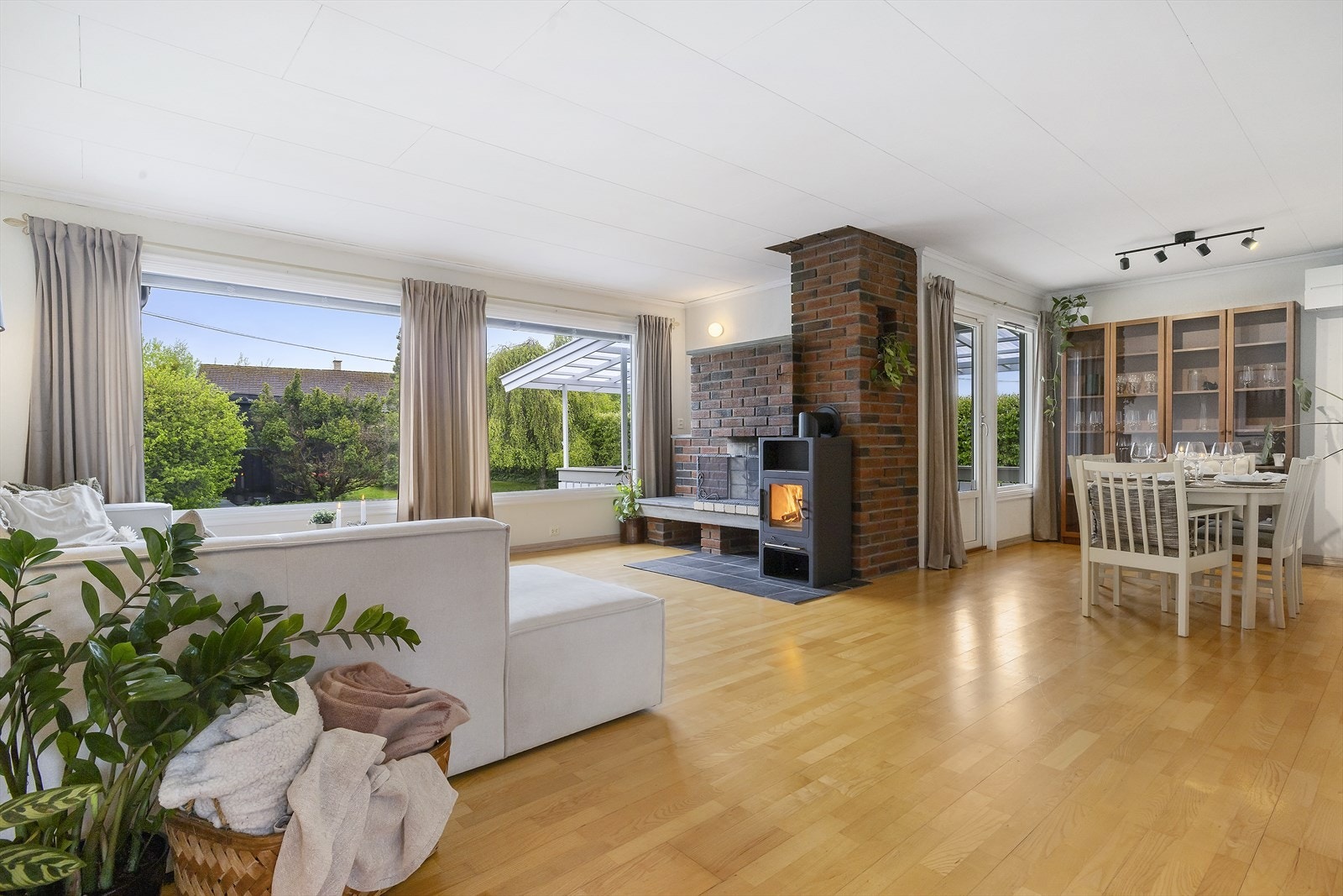 Stuen er romslig og gir god plass til både sofagruppe og spisebord. Galleribilde