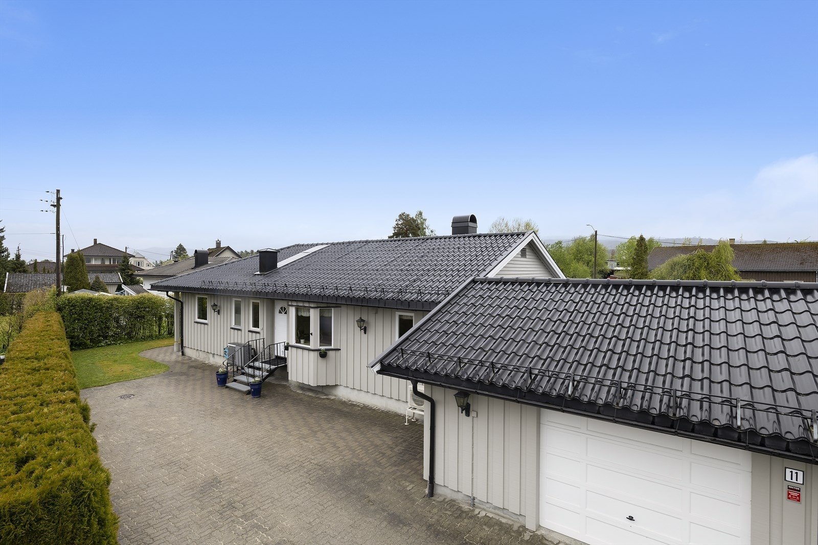 Stor enebolig med garasje Galleribilde