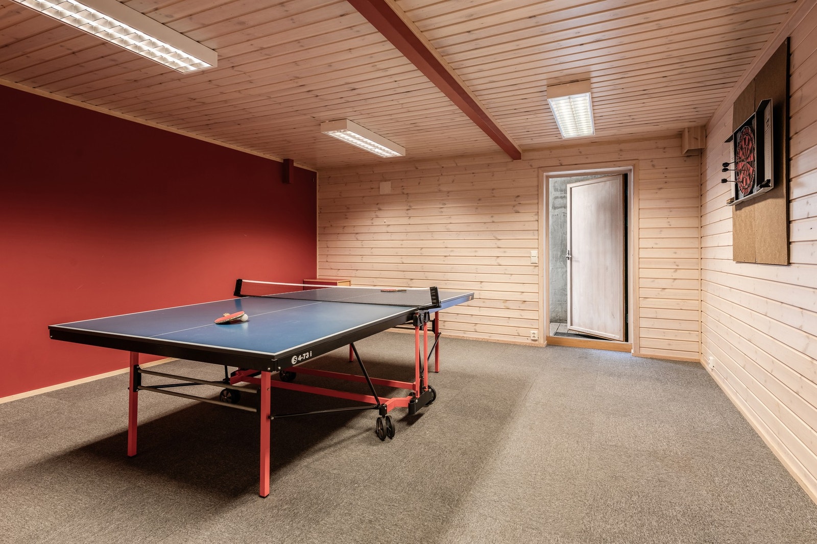 Hobbyrom - egen utgang til hagen. Galleribilde