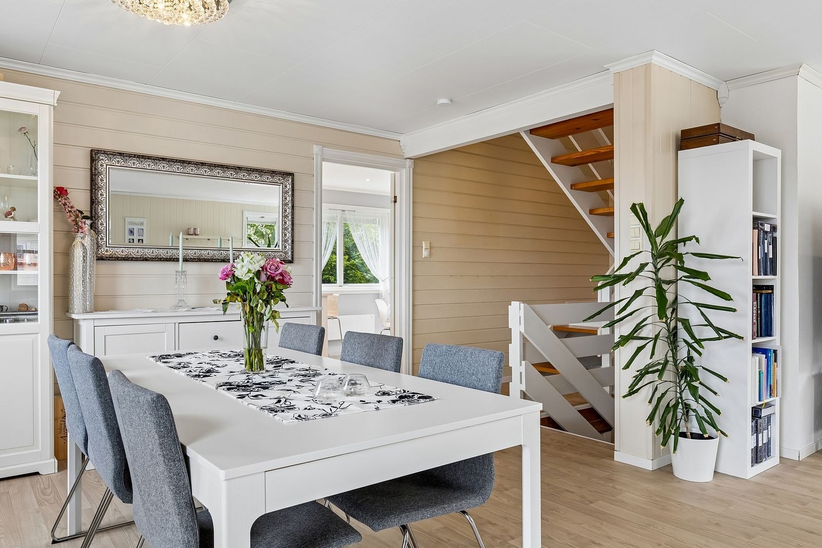 Stuen byr på god plass til spisegruppe, og gir adkomst til både 2. etasje, underetasjen og kjøkken. Galleribilde