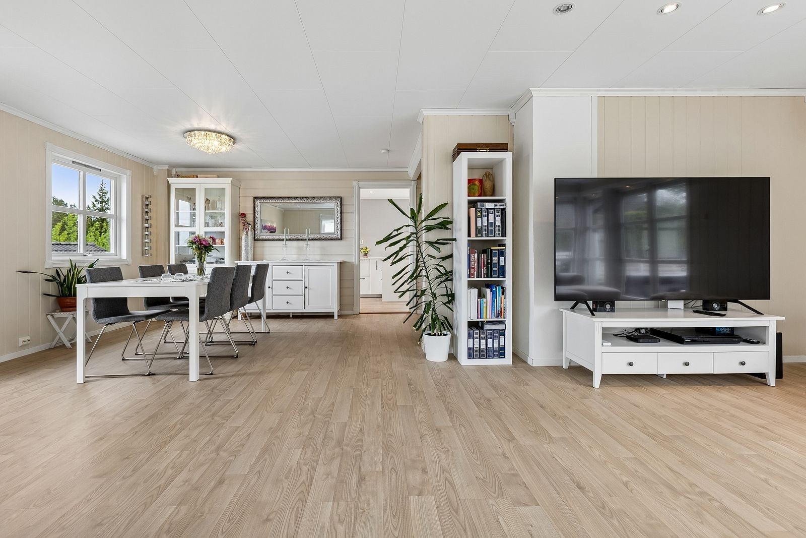 Lys og luftig stue med god plass til sofagruppe og øvrig møblement. Galleribilde