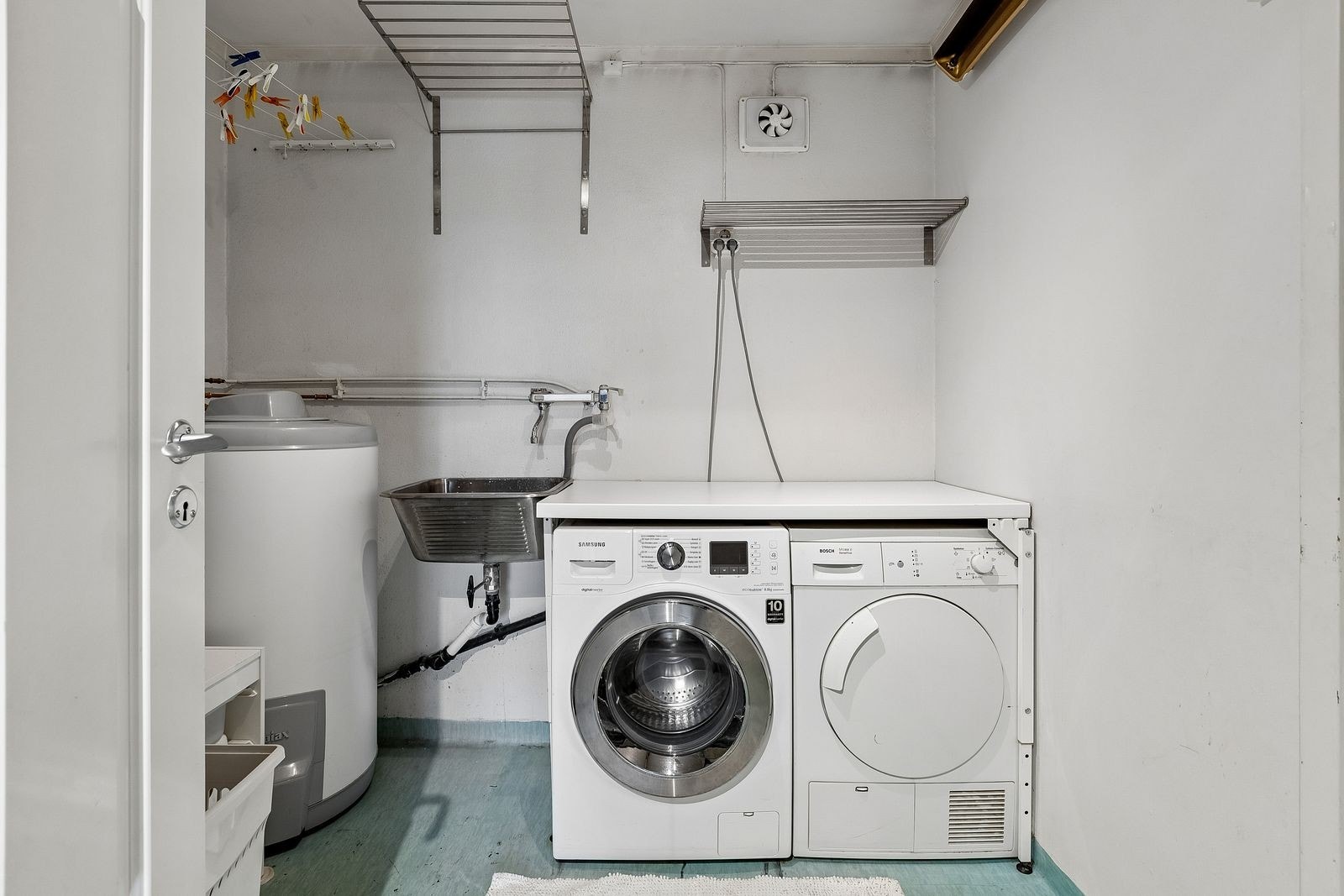 Praktisk vaskerom/teknisk rom med opplegg for vaskemaskin, samt innvendig bod i underetasjen. Galleribilde