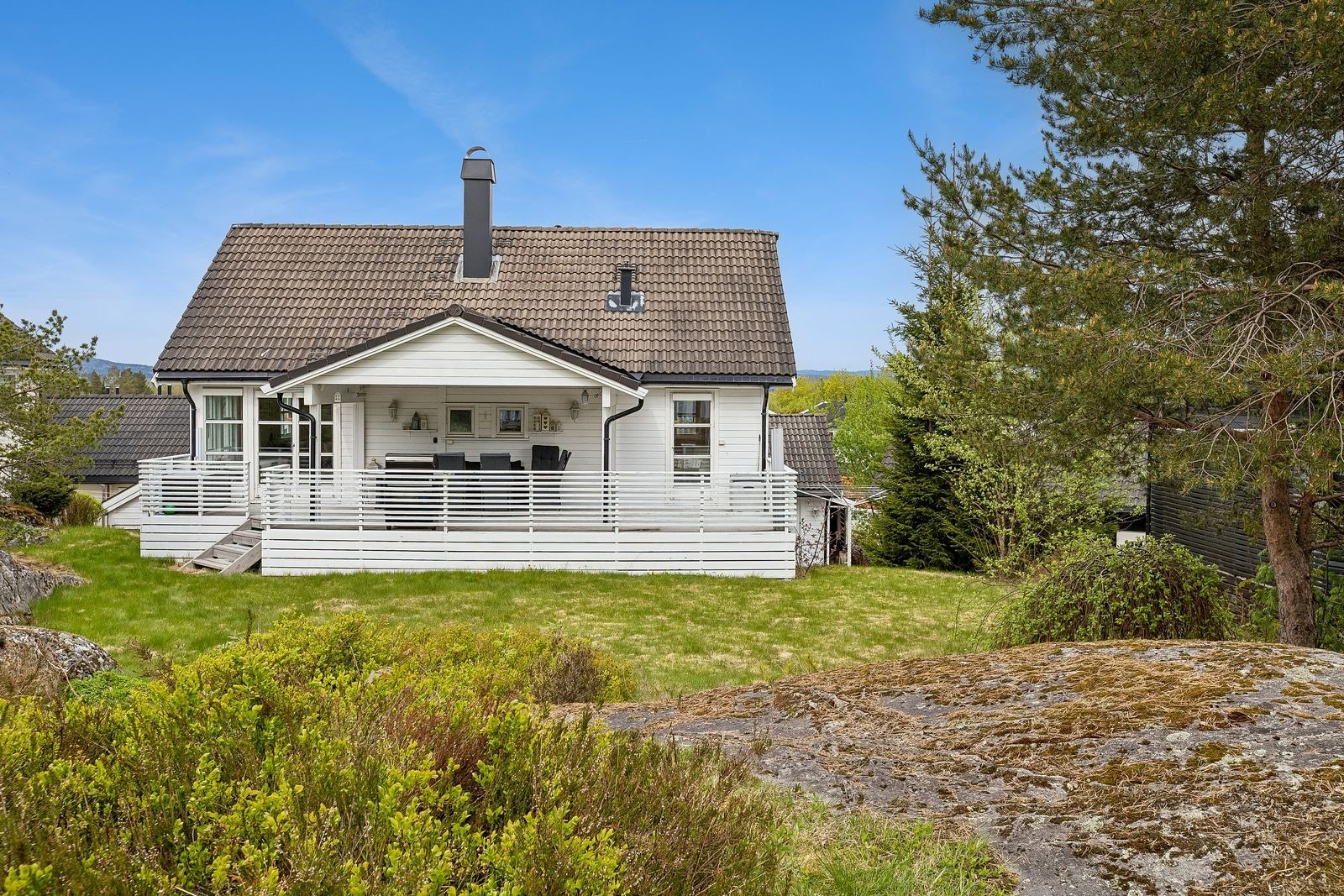 På baksiden av huset finner du en opparbeidet hage med grønne områder og fine solforhold. Galleribilde