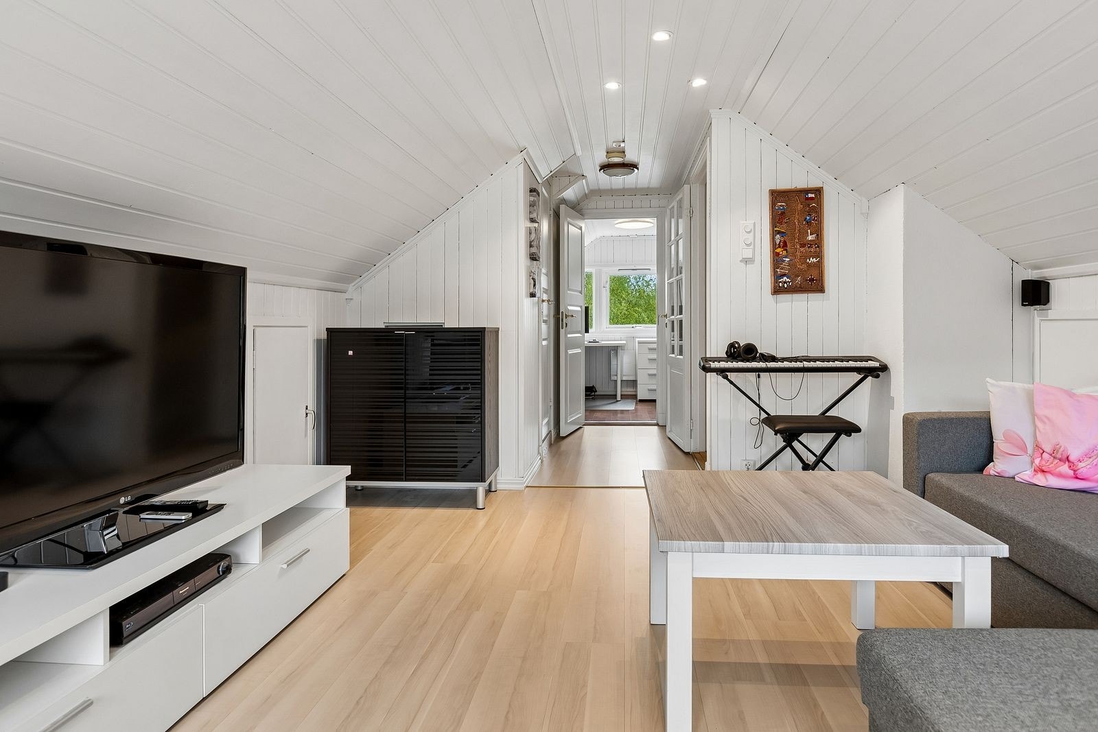 I 2. etasje finner man loftstue, oppholdsrom/kontor, hovedsoverom og baderom. Galleribilde