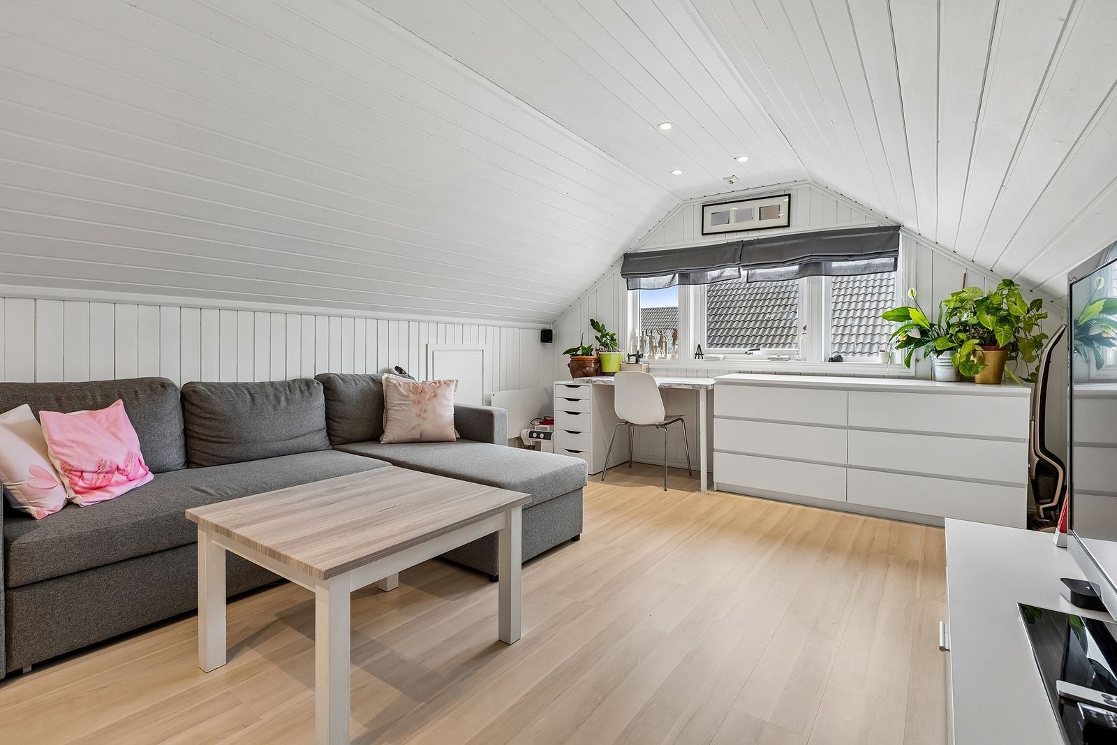 Romslig loftstue i 2. etasje – perfekt som TV-stue eller ekstra oppholdsrom. Galleribilde