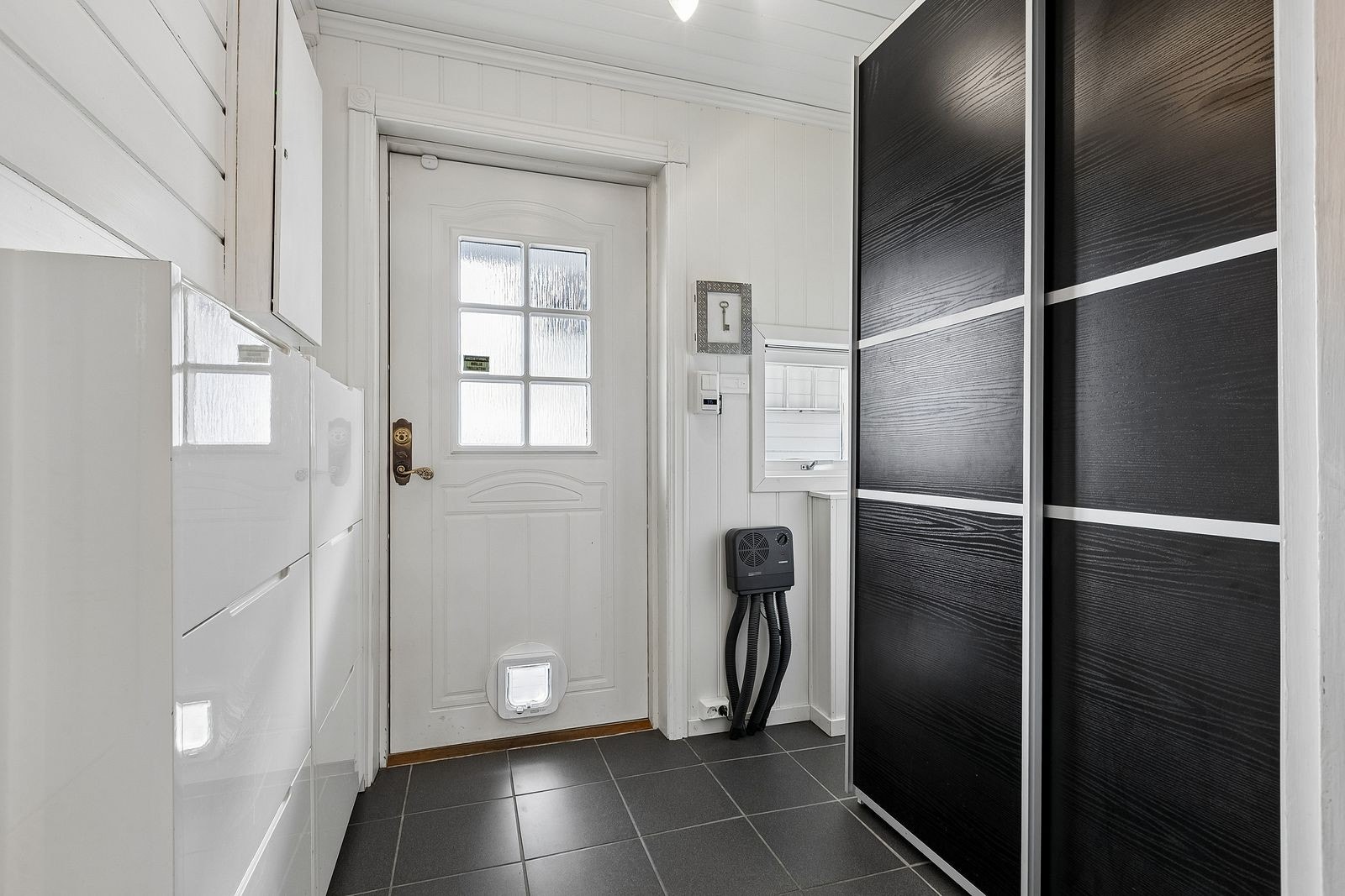 Entré med gulvvarme og gode oppbevaringsmuligheter. Galleribilde