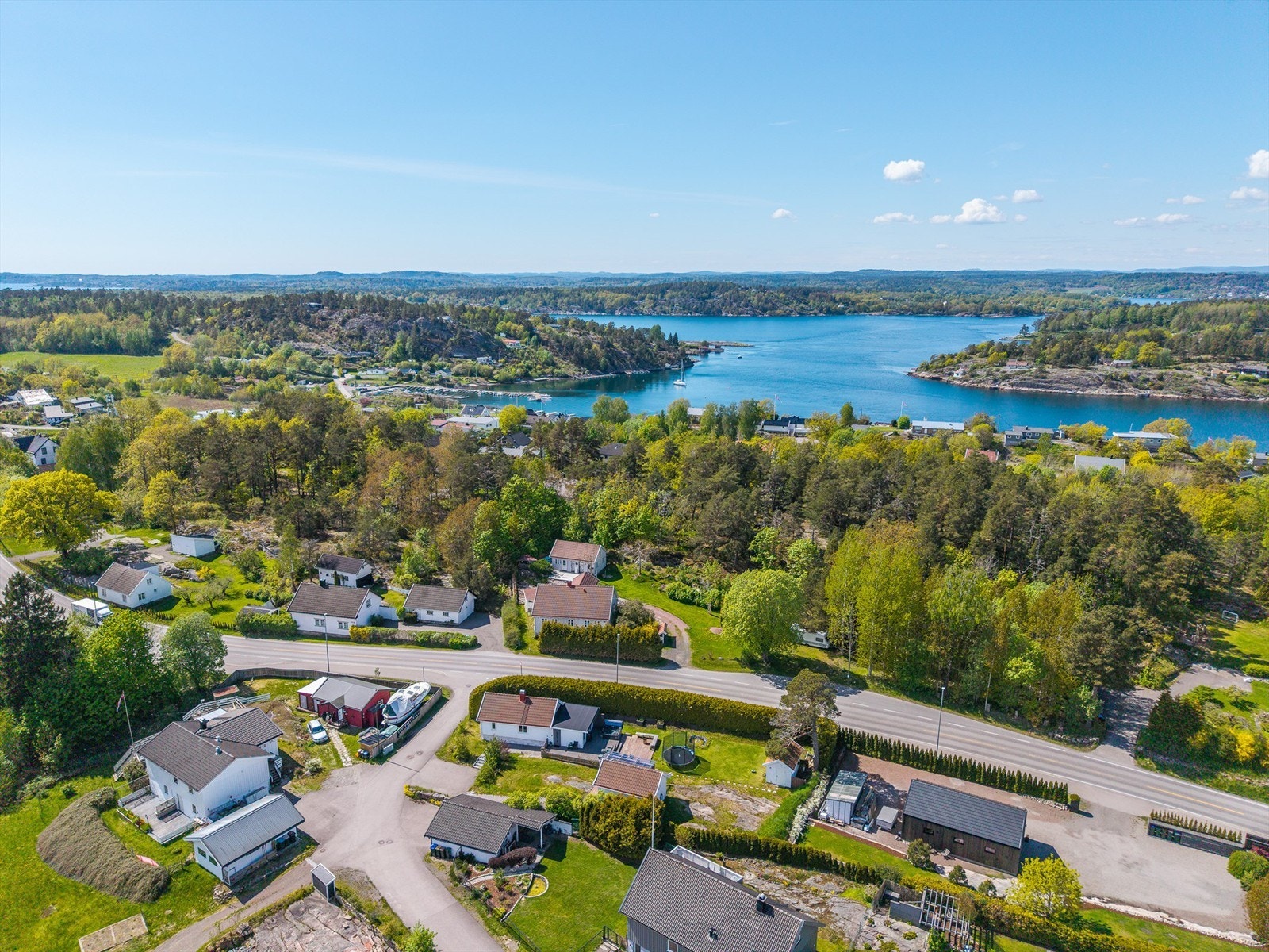Med sin flotte beliggenhet, nærhet til sjøen og en hyggelig badestrand som små og store kan kose seg, er eiendommen ypperlig for deg som er glad i sol, sjø og vakker skjærgård. Her kan du nyte solen til sent på kvelden! Galleribilde