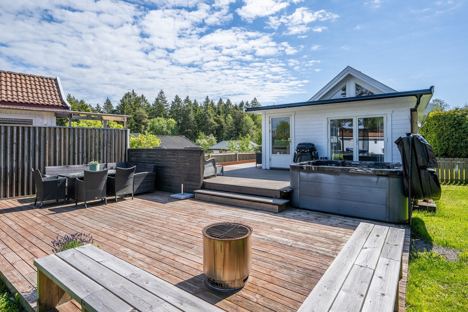 Fra boligen er det utgang til en innbydende terrasse med gode solforhold, delvis skjermet av hekk som skaper en lun og privat atmosfære. Galleribilde