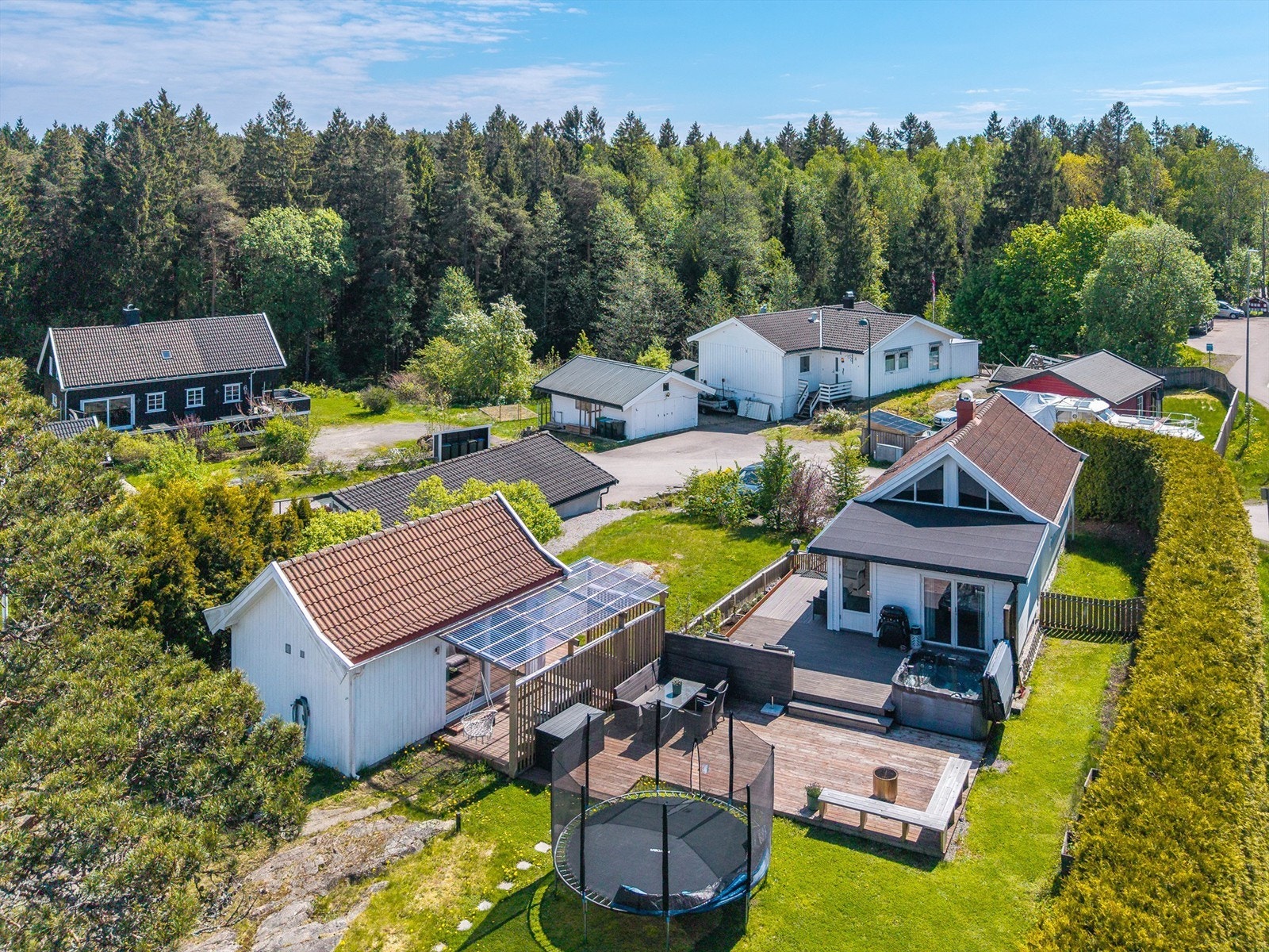 Hagen er variert opparbeidet med gressplen, svaberg, hellelagte gangstier og vakre beplantninger. Galleribilde