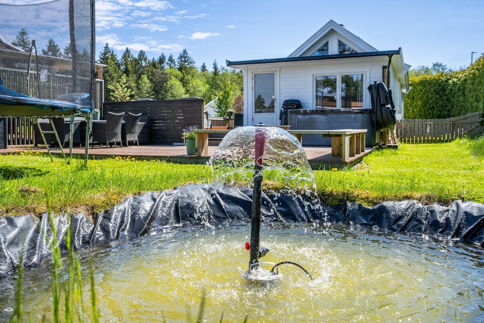 Hagen er variert opparbeidet med gressplen, svaberg, hellelagte gangstier og vakre beplantninger. Galleribilde