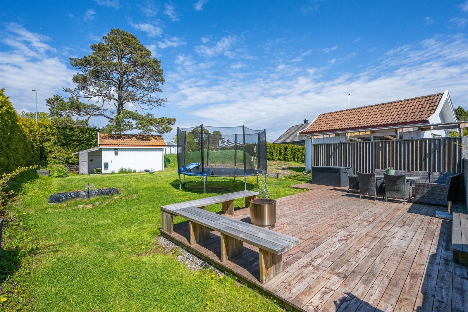 Solrik og lun uteplass Galleribilde