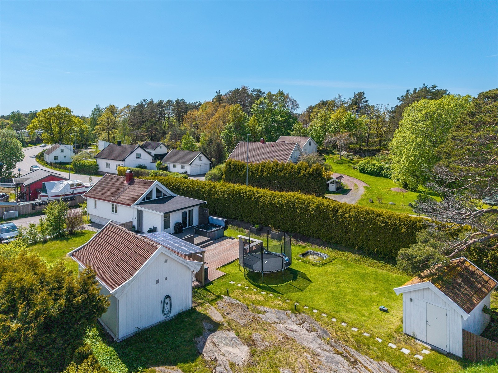 På eiendommen finnes også en frittstående utebod på ca. 10 kvm med gode oppbevaringsmuligheter. Galleribilde