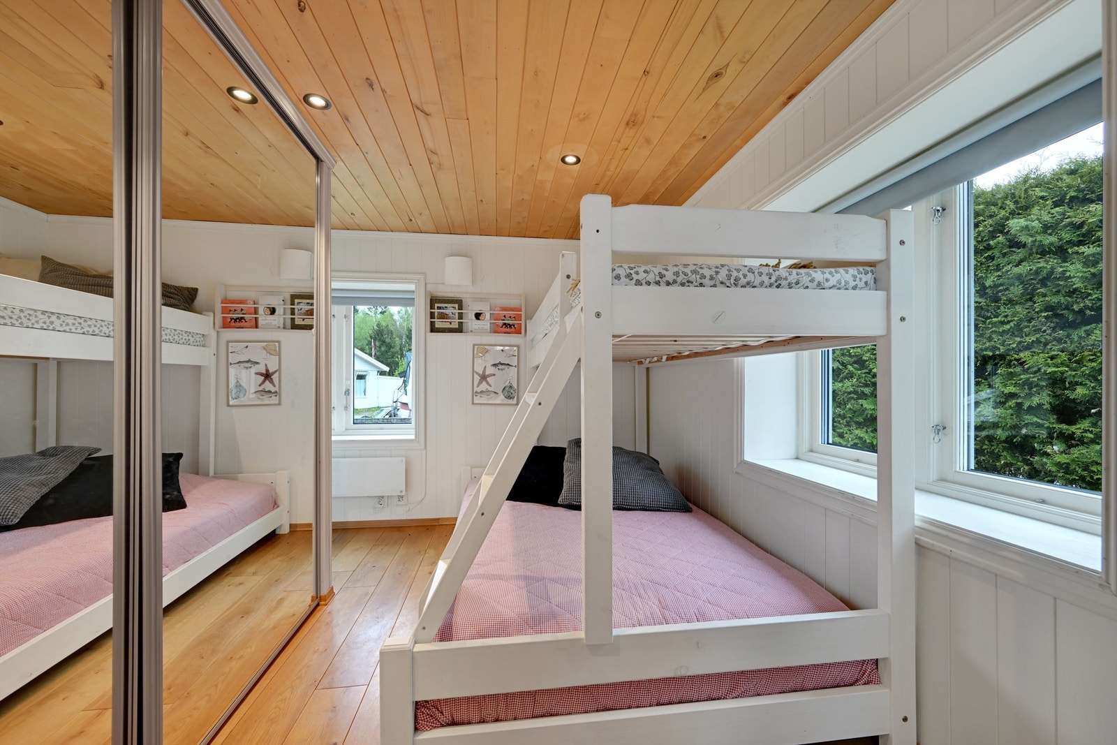 Soverom 2 har praktisk skyvedørsgarderobe. Galleribilde