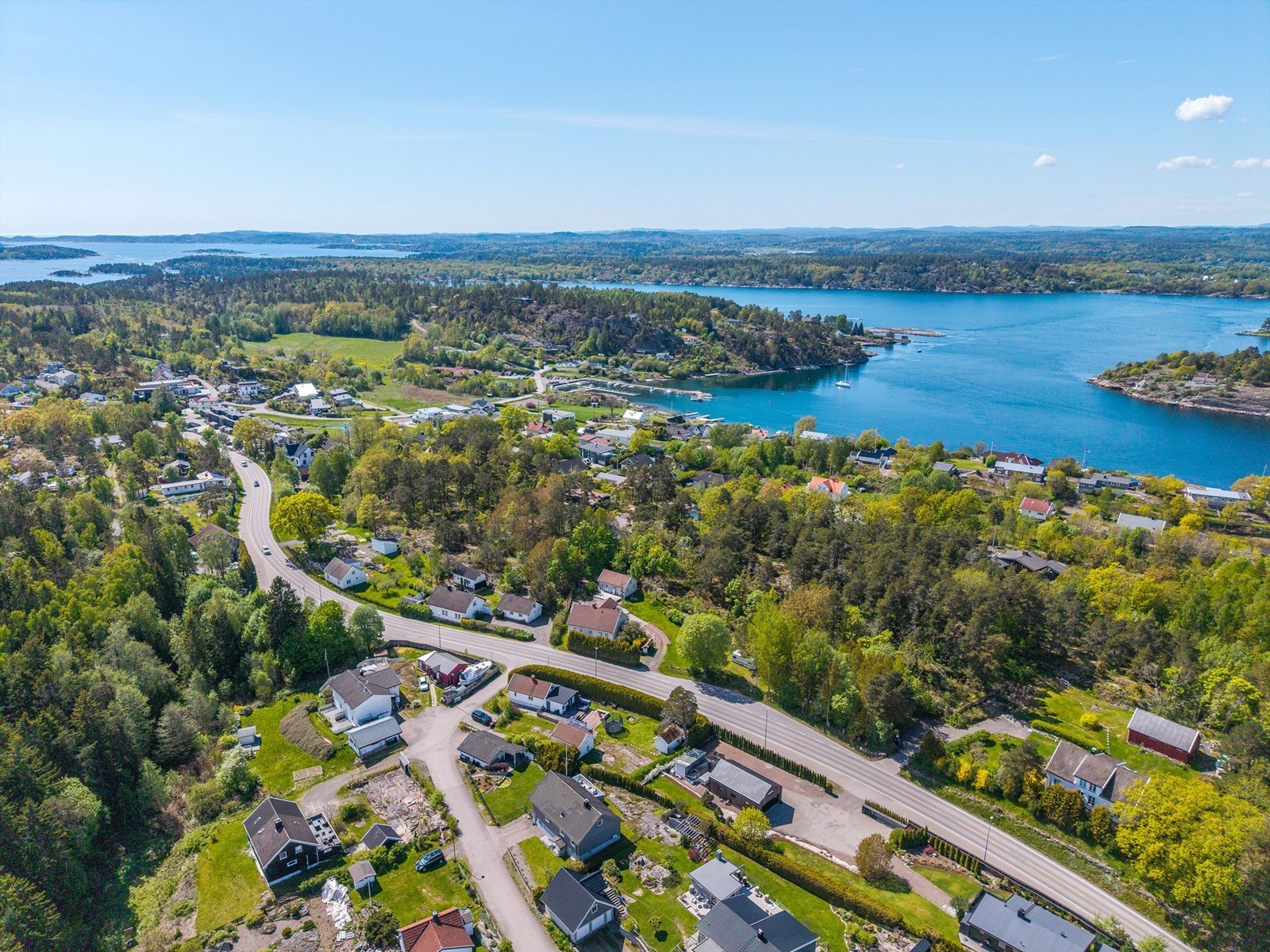 Området er godt likt blant barnefamilier og for deg som pendler til byen har eiendommen en perfekt beliggenhet nord på øya. Galleribilde