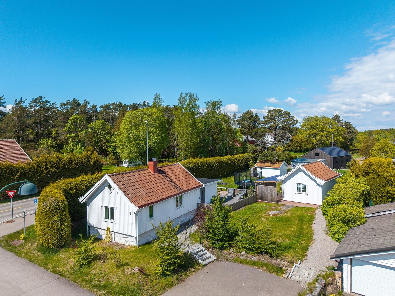 Eiendommen har gode parkeringsmuligheter på asfaltert gårdsplass, og helheten gir et svært velstelt og trivelig inntrykk med flotte uteområder for både avslapning og sosialt samvær. Galleribilde