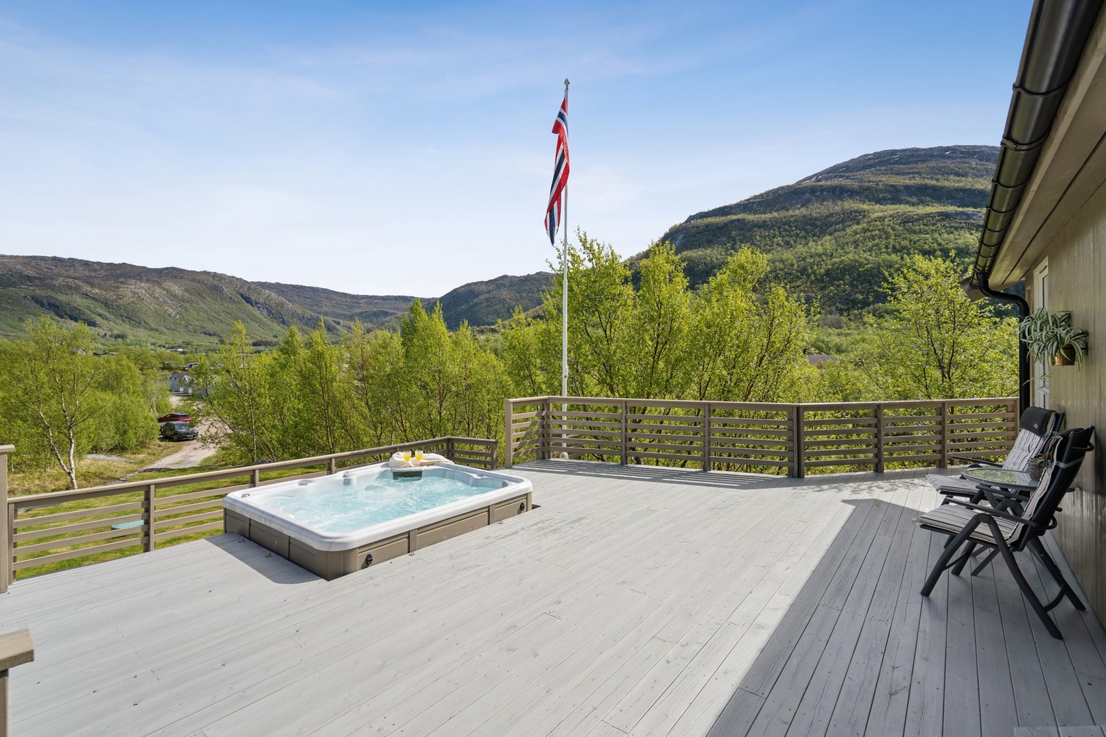 Den store terrassen er utstyrt med en jacuzzi, perfekt for avslapning. Galleribilde