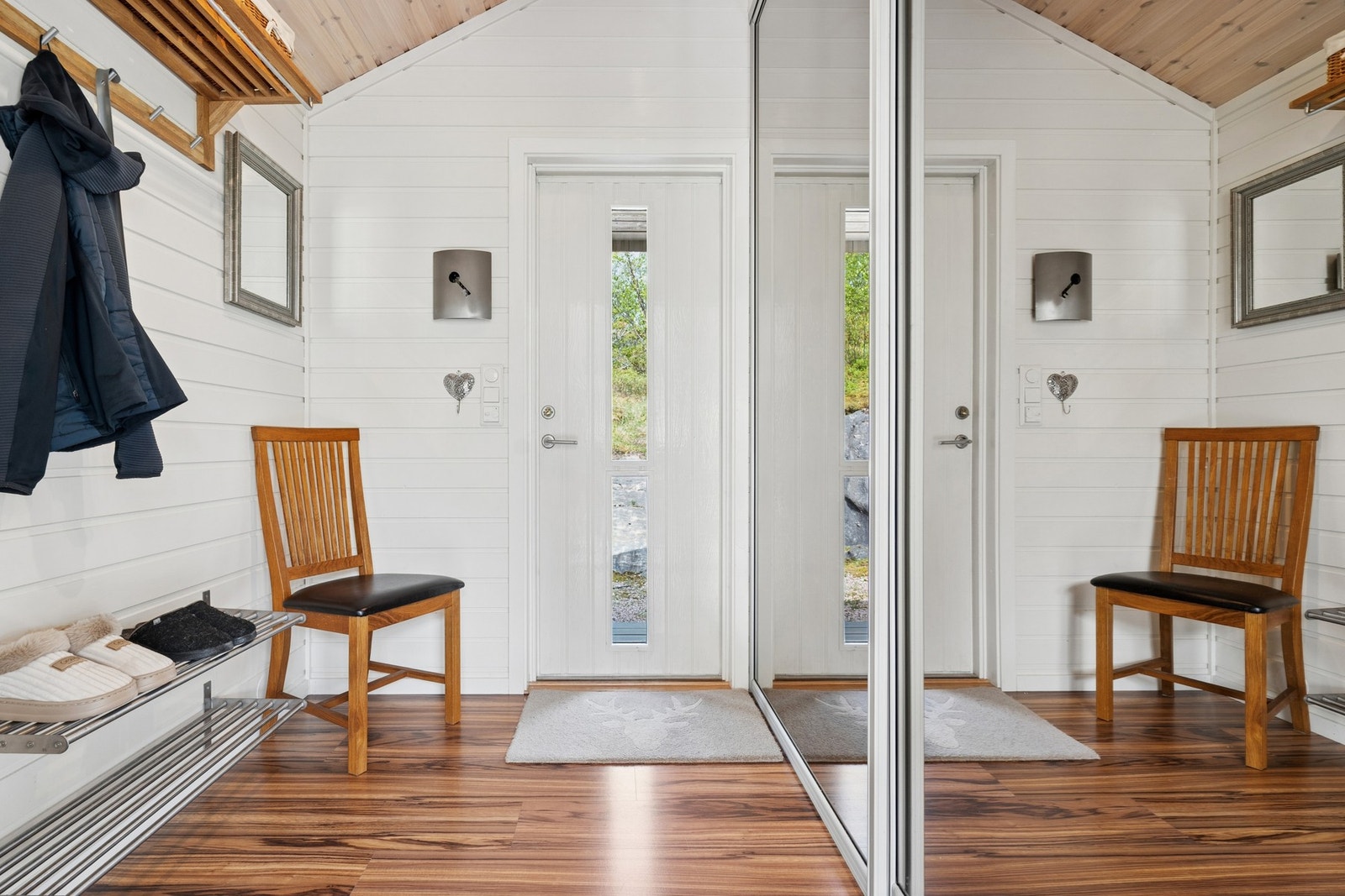 Romslig entré med skyvedørsgarderobe for god oppbevaring av yttertøy. Galleribilde