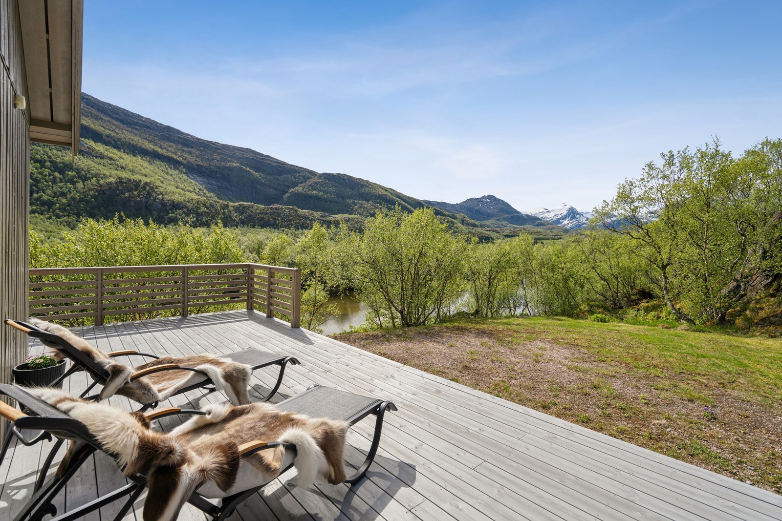 En usjenert del av terrassen med utsikt over vannet. Galleribilde