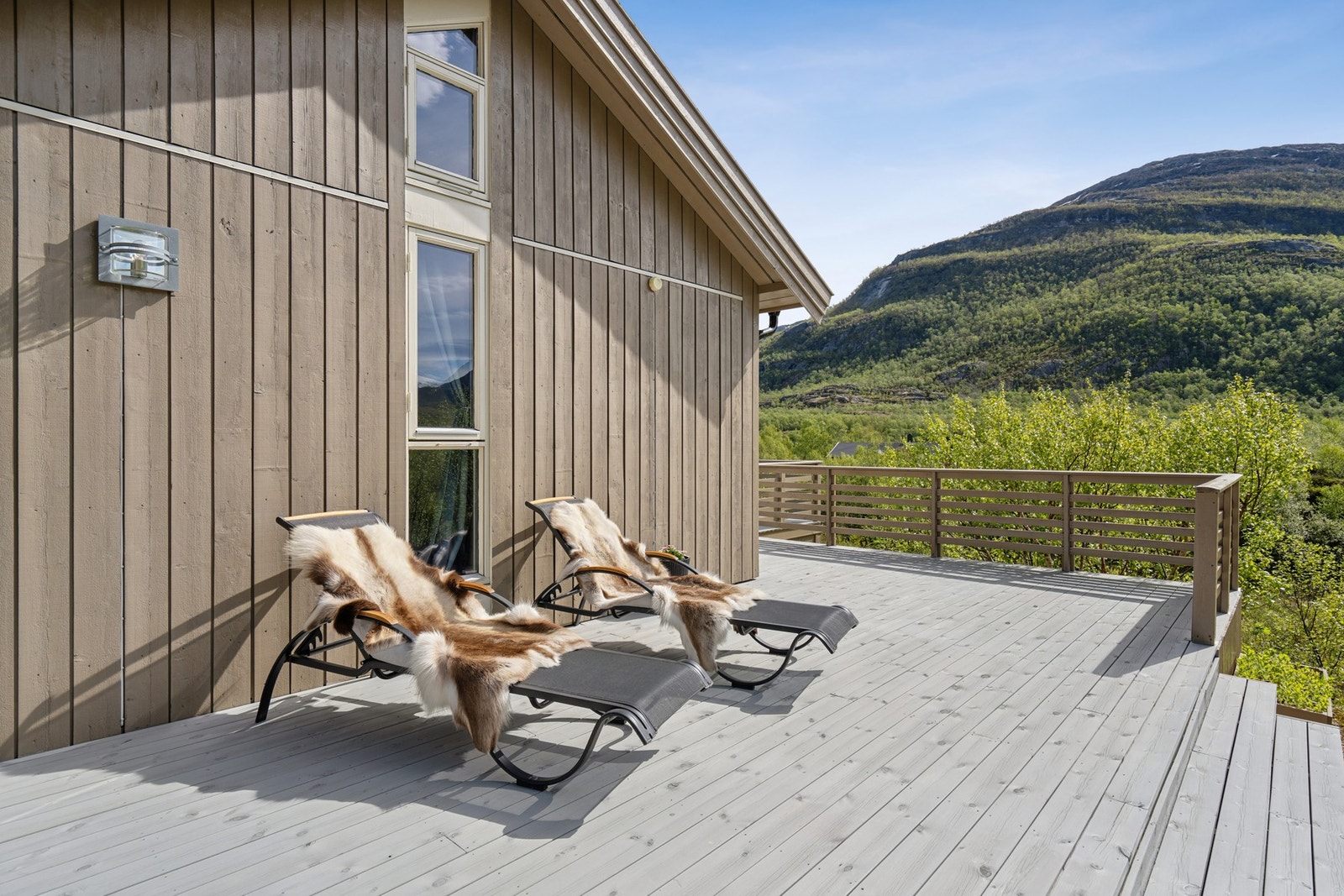 Plass for solsenger og avslapning med utsikt mot fjellene. Galleribilde
