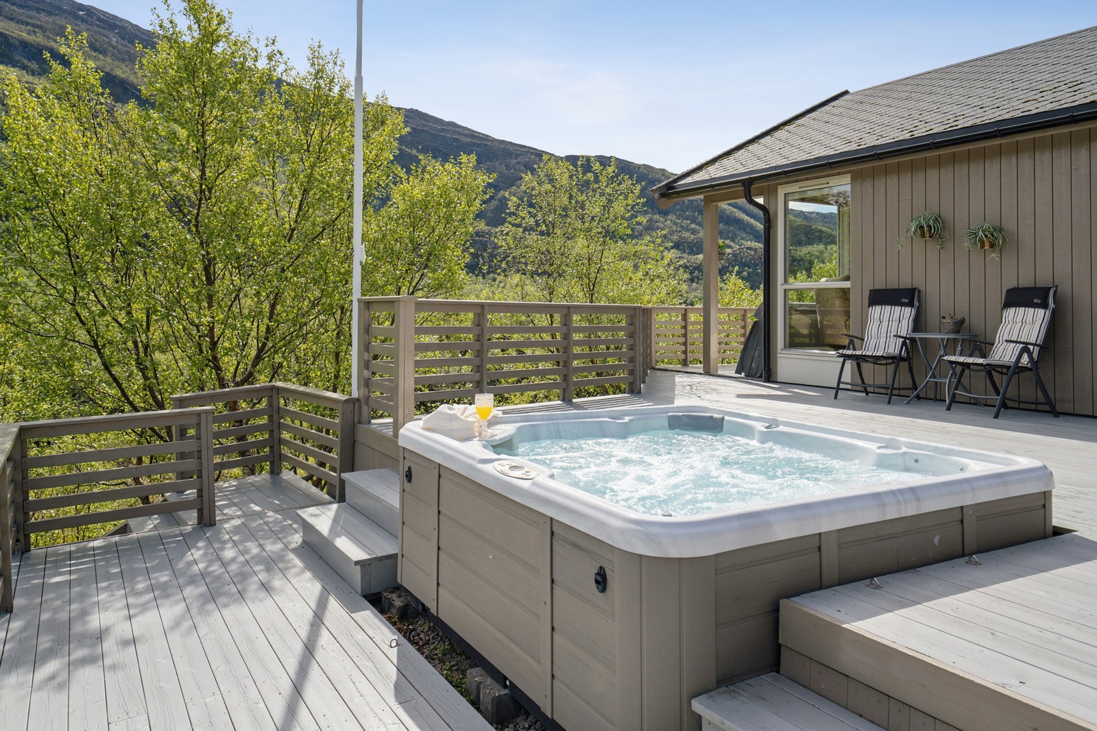 Jacuzzien er nedsenket i terrassen for en sømløs integrering i utemiljøet. Galleribilde