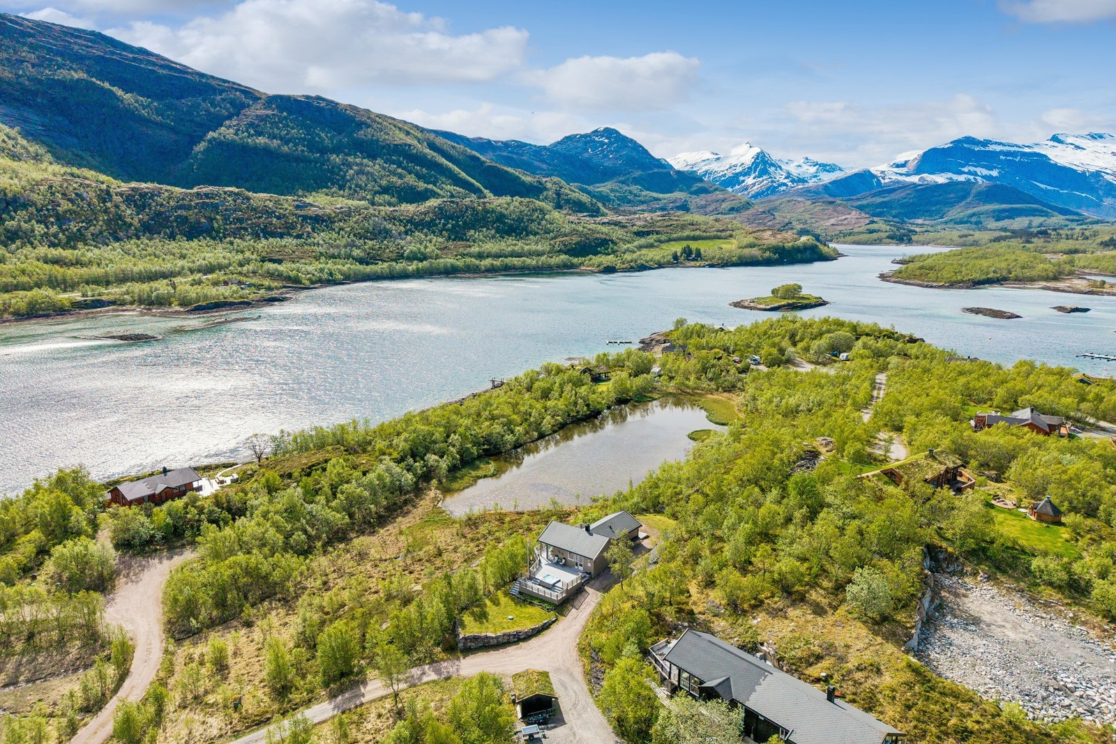 Oversiktsbilde som viser hyttas beliggenhet i det naturskjønne området Skauvolløya. Galleribilde