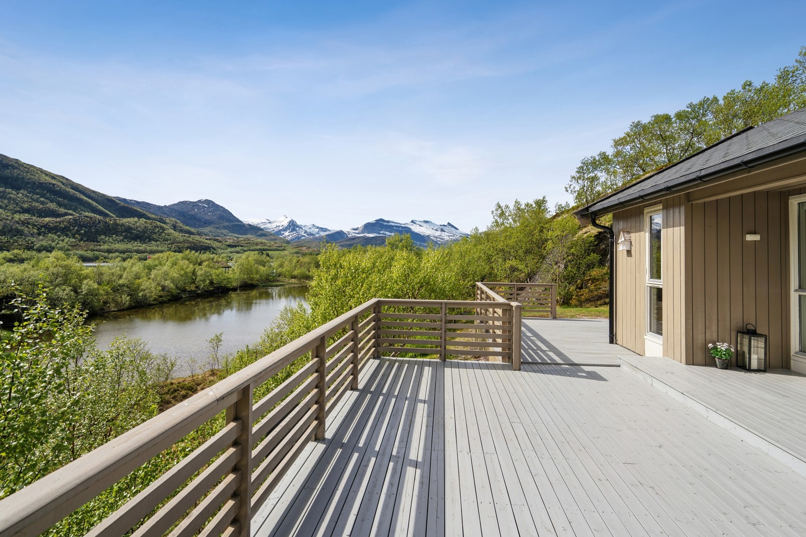Den store terrassen gir en panoramisk opplevelse av naturen. Galleribilde