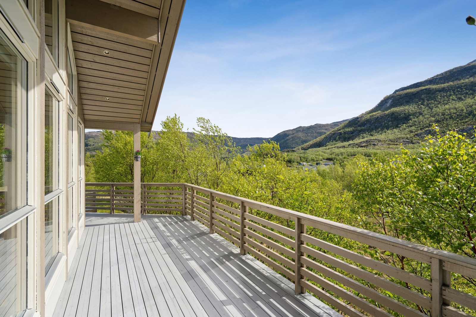 En overbygd del av terrassen gir ly for vær og vind. Galleribilde