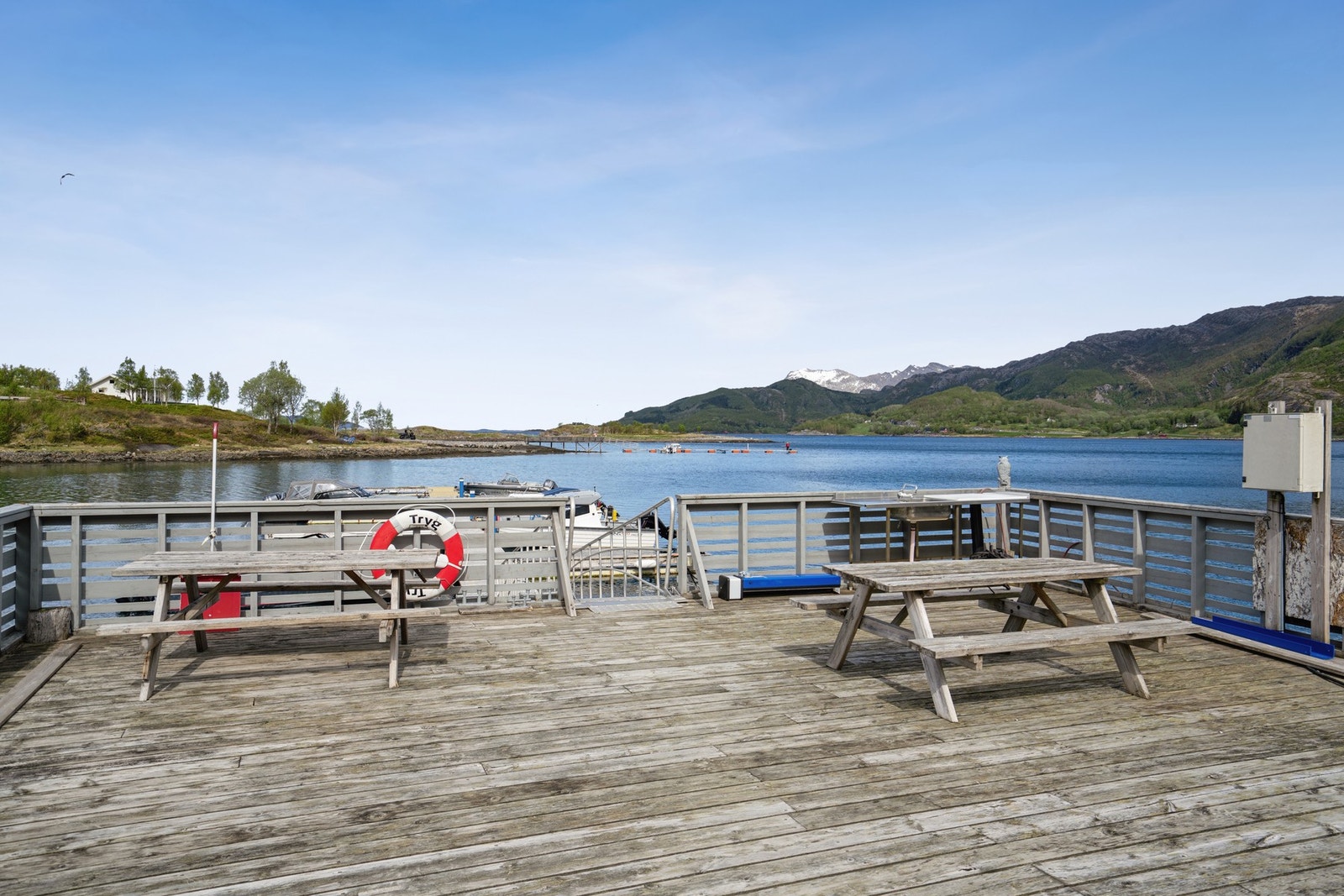 Felles bryggeanlegg med sitteplasser og bademuligheter. Galleribilde