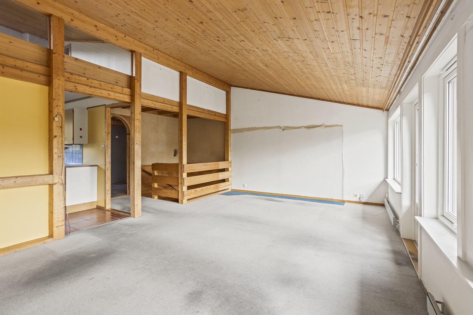 Himlingen i stuen har malte plater og en skråtakskonstruksjon som gir rommet karakter. Galleribilde