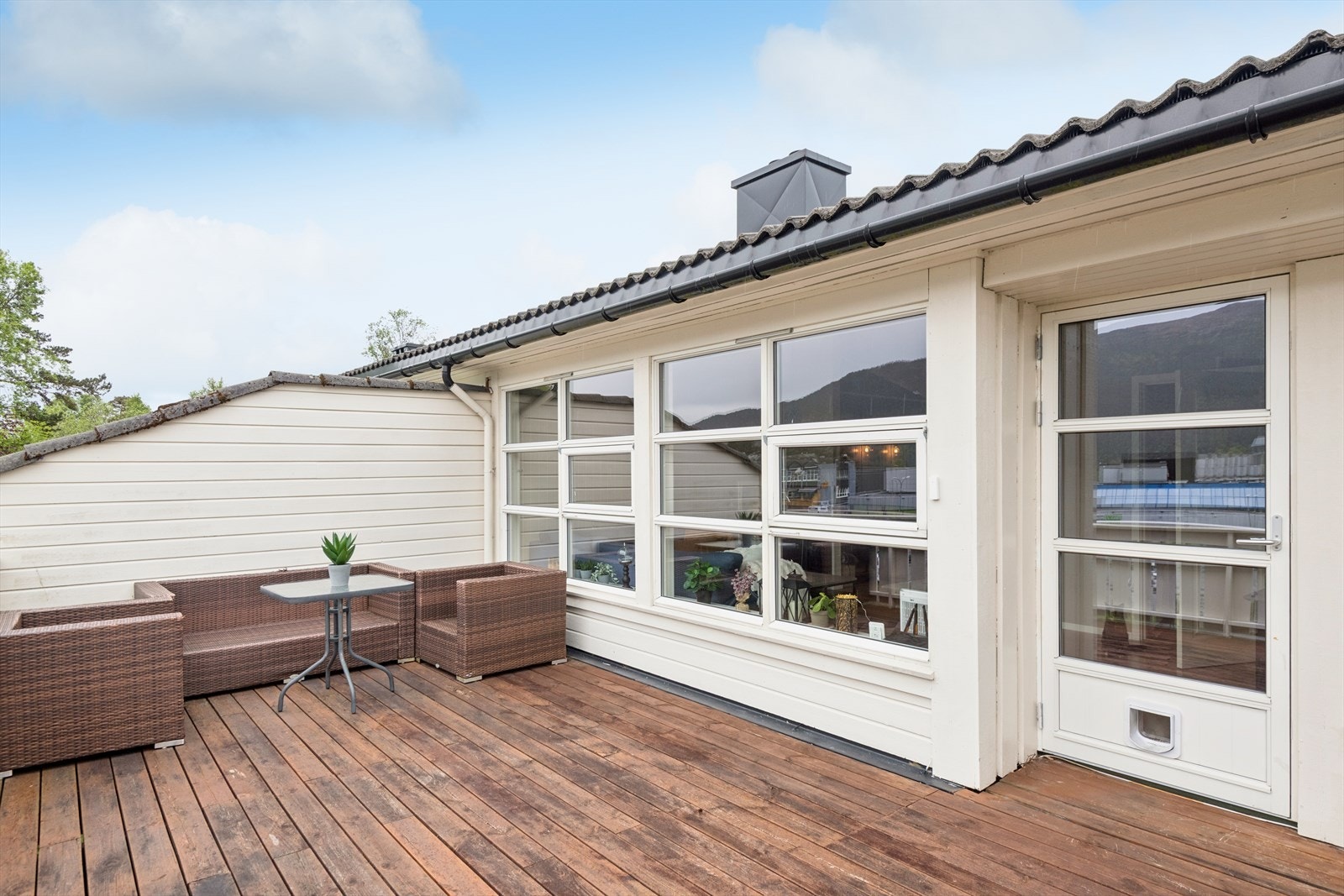 Verandaen er av svært god størrelse, med plass til hagemøbler og grillen. Galleribilde