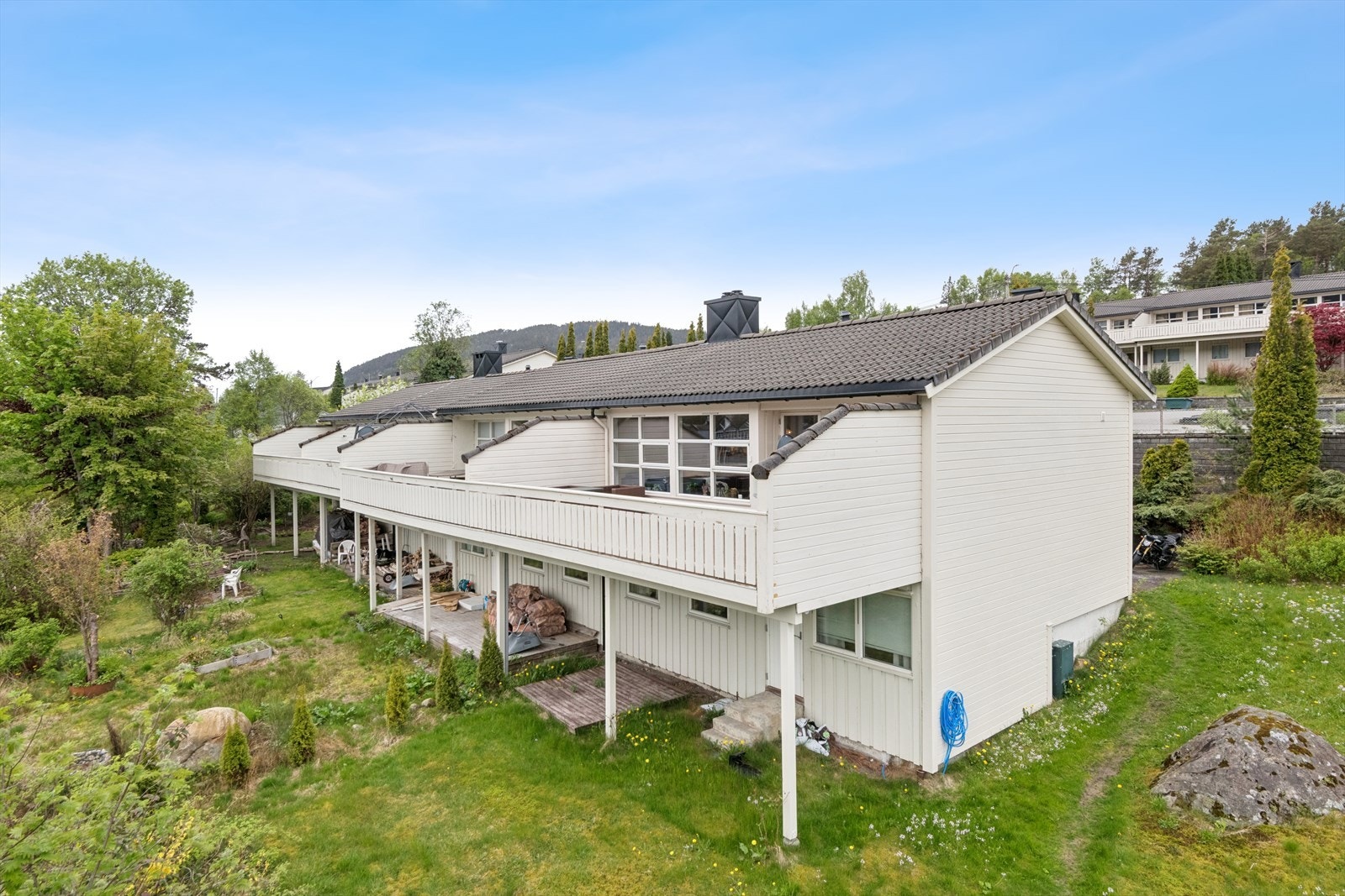 Et velholdt rekkehus i Sollia Borettslag, hvor tak, vinduer og endevegger med isolasjon er oppgradert mellom 2015 og 2018. Galleribilde