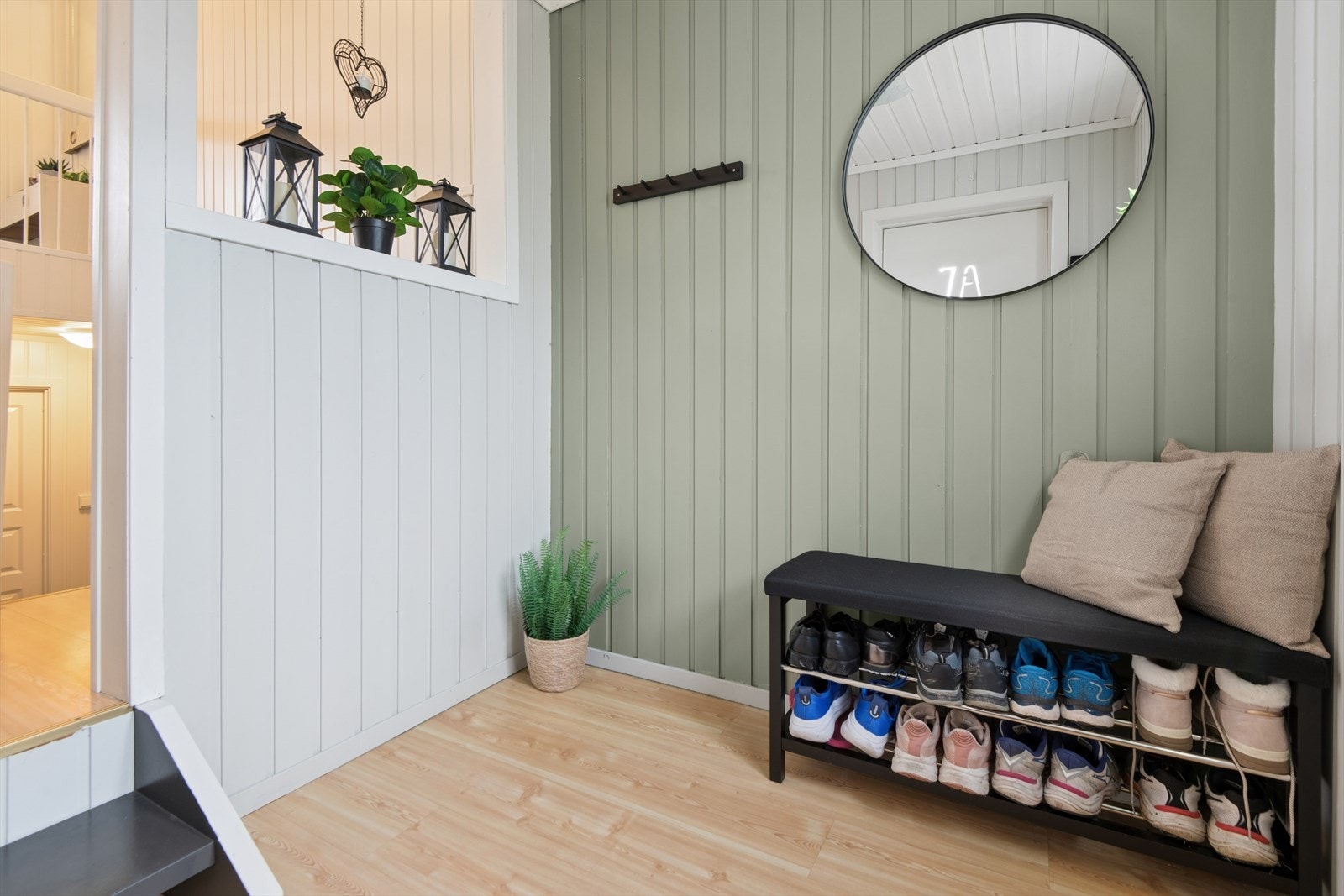 Romslig entré med plass til oppbevaring av sko og yttertøy. Galleribilde