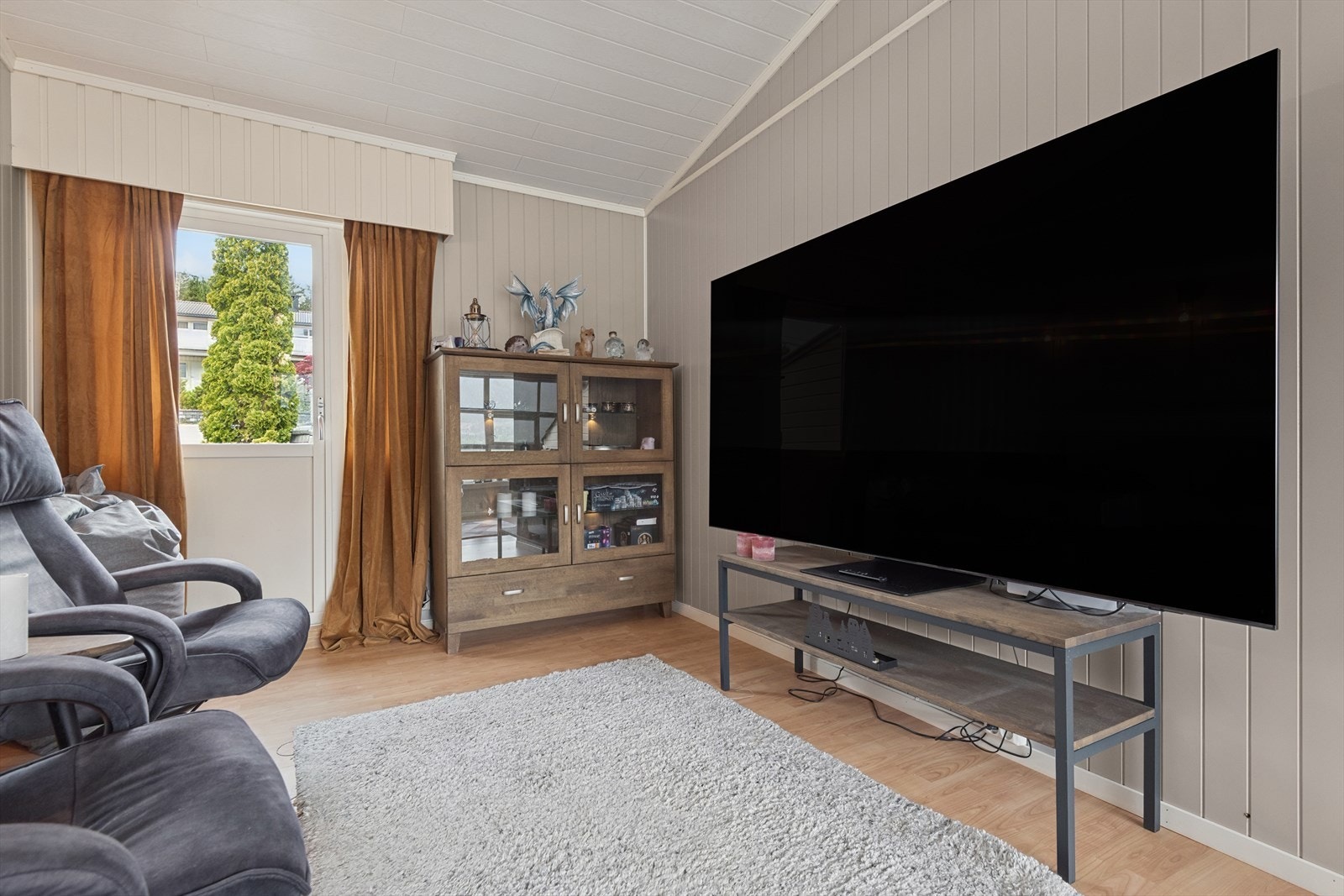 Fra tv-kroken har man videre tilkomst til en mindre altan. Galleribilde