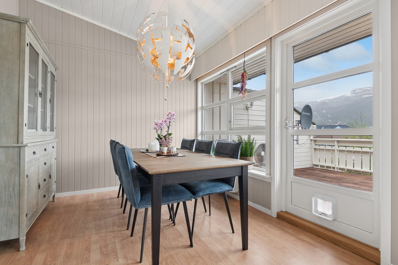 Spisestuen har sin naturlige plassering mellom stuen og kjøkkenet. Flott utsikt over nærområdet fra stuevinduene! Galleribilde