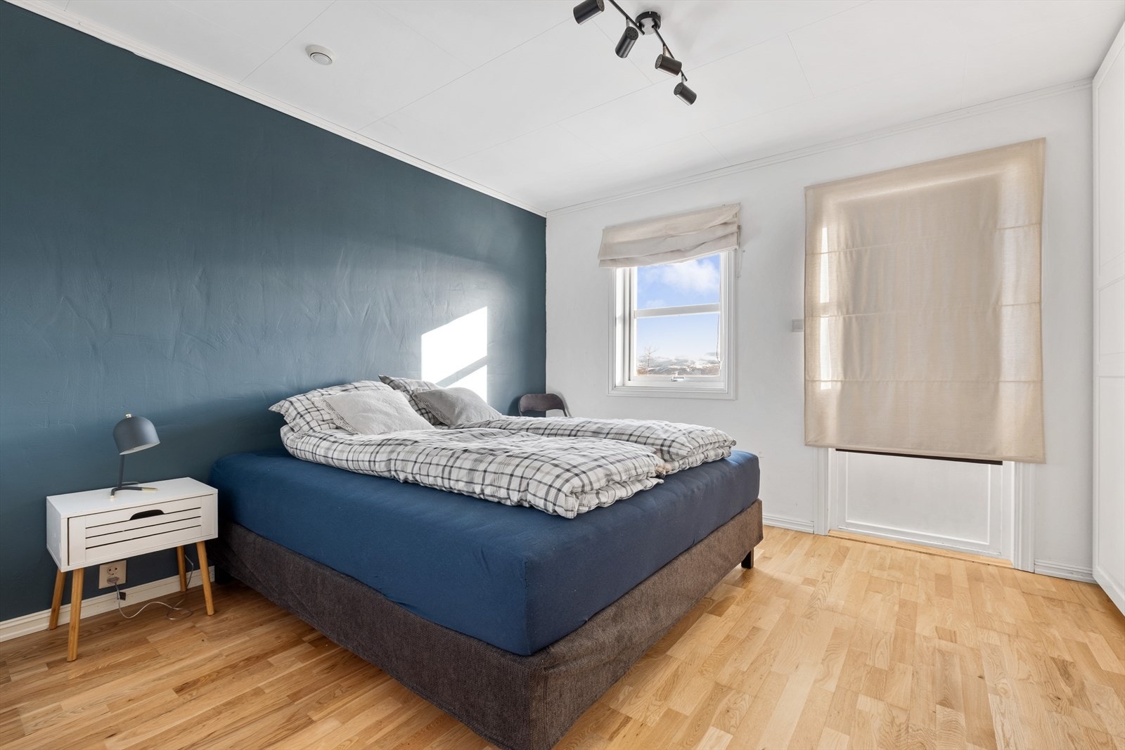 Det ene soverommet er innredet med skyvedørsgarderobe og har utgang til hagen. Galleribilde