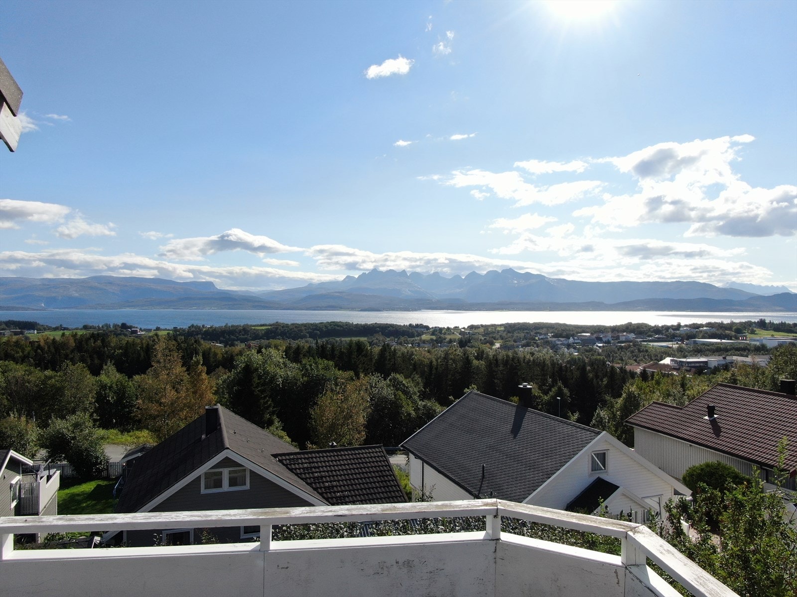 Utsikten strekker seg over Saltfjorden til de syv blåner i bakgrunnen, vakkert og majestetisk gjennom alle årstider. Galleribilde