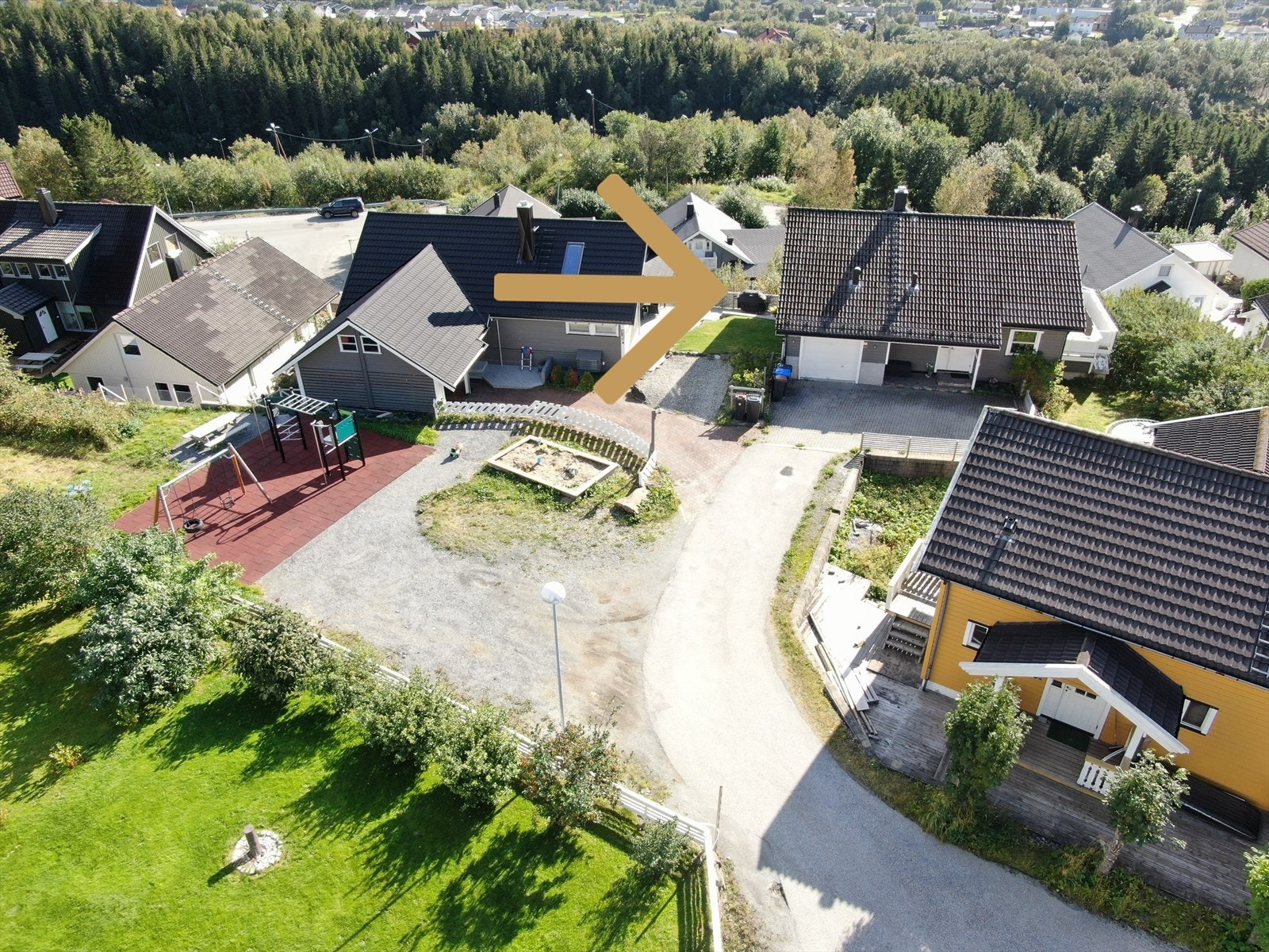 Boligen ligger i en blindvei, rett over veien for en fin lekeplass, og med barnehage og skole rett i nærheten. Galleribilde