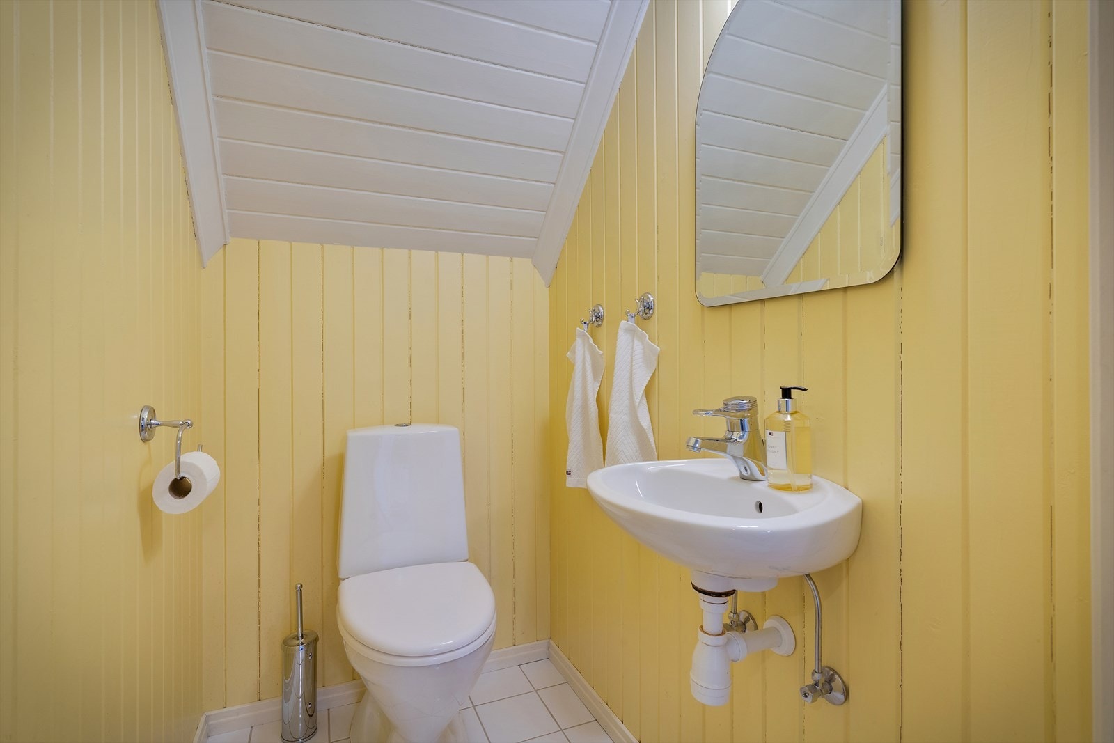 Toalettrom vegg i vegg med bad. Galleribilde