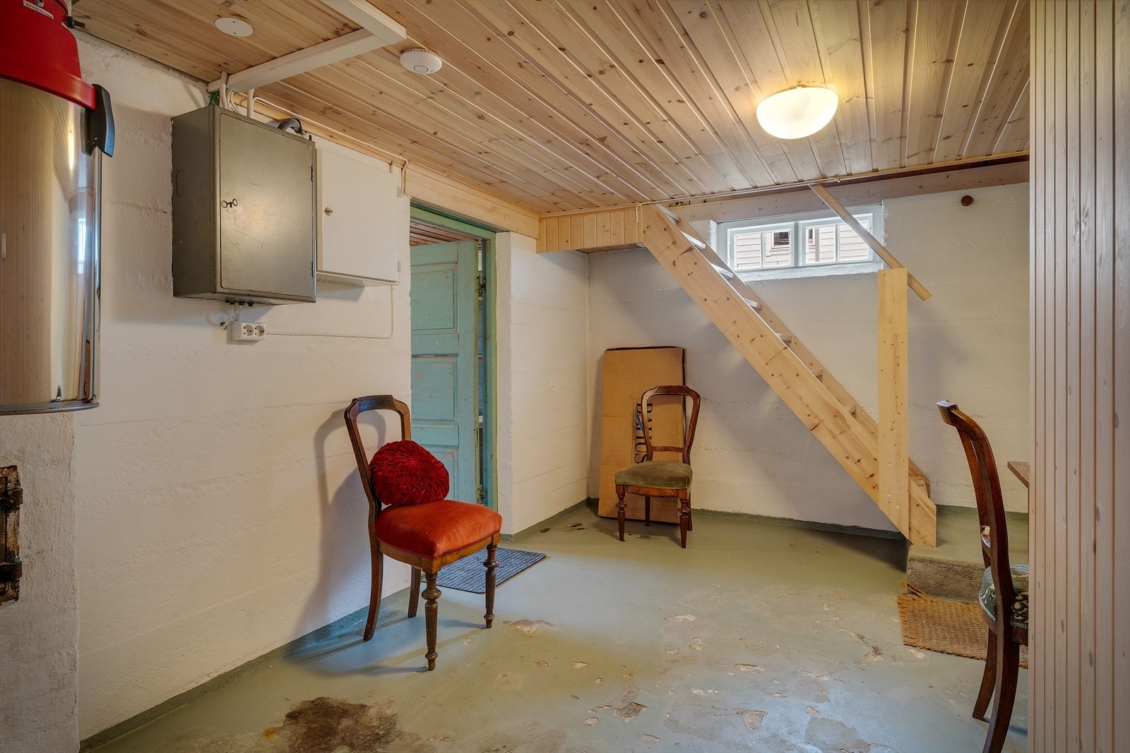 Kjelleren inneholder vaskerom, toalettrom og flere boder. Galleribilde