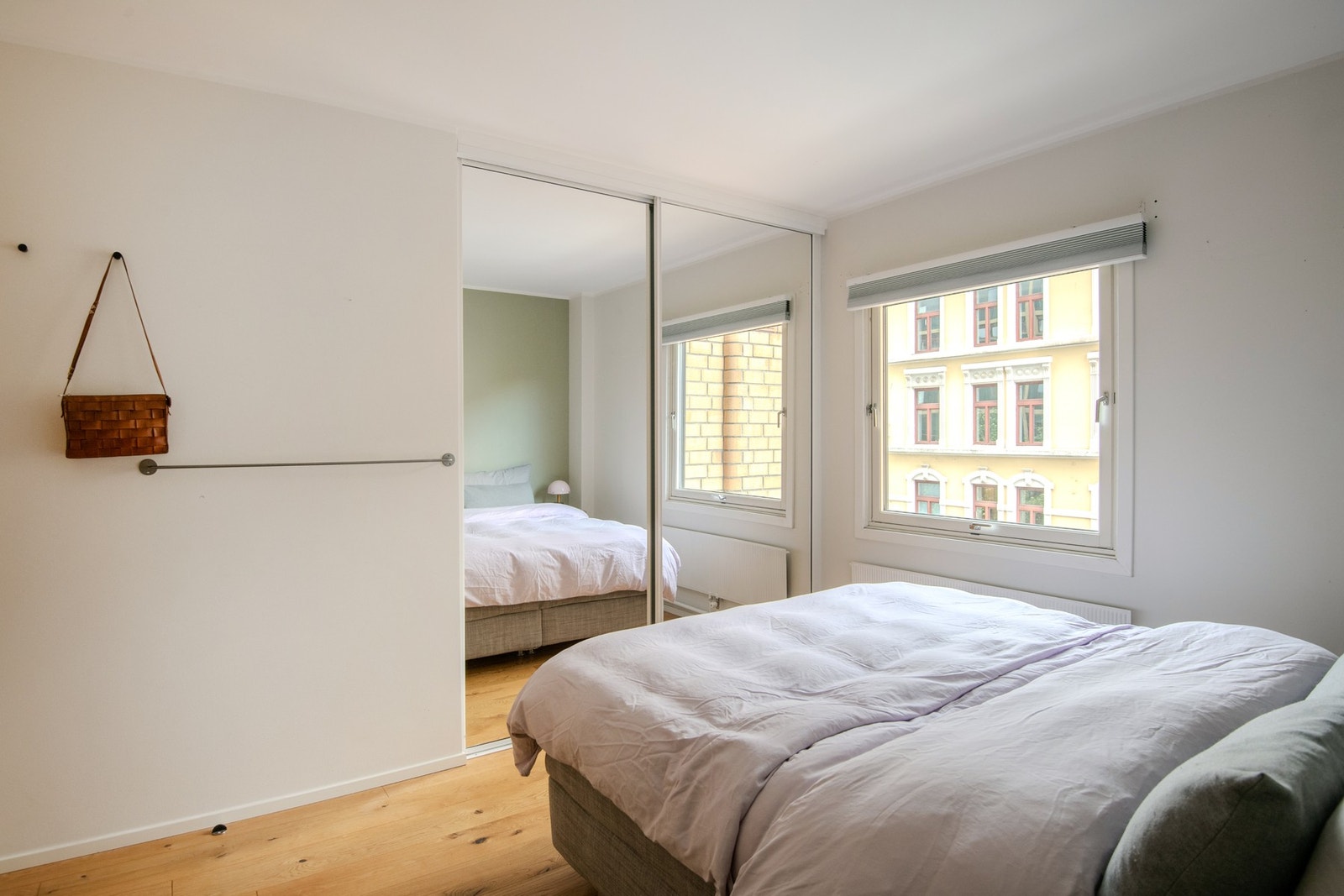 Hovedsoverommet er av generøs størrelse med plass til dobbeltseng og nattbord på hver side. Galleribilde