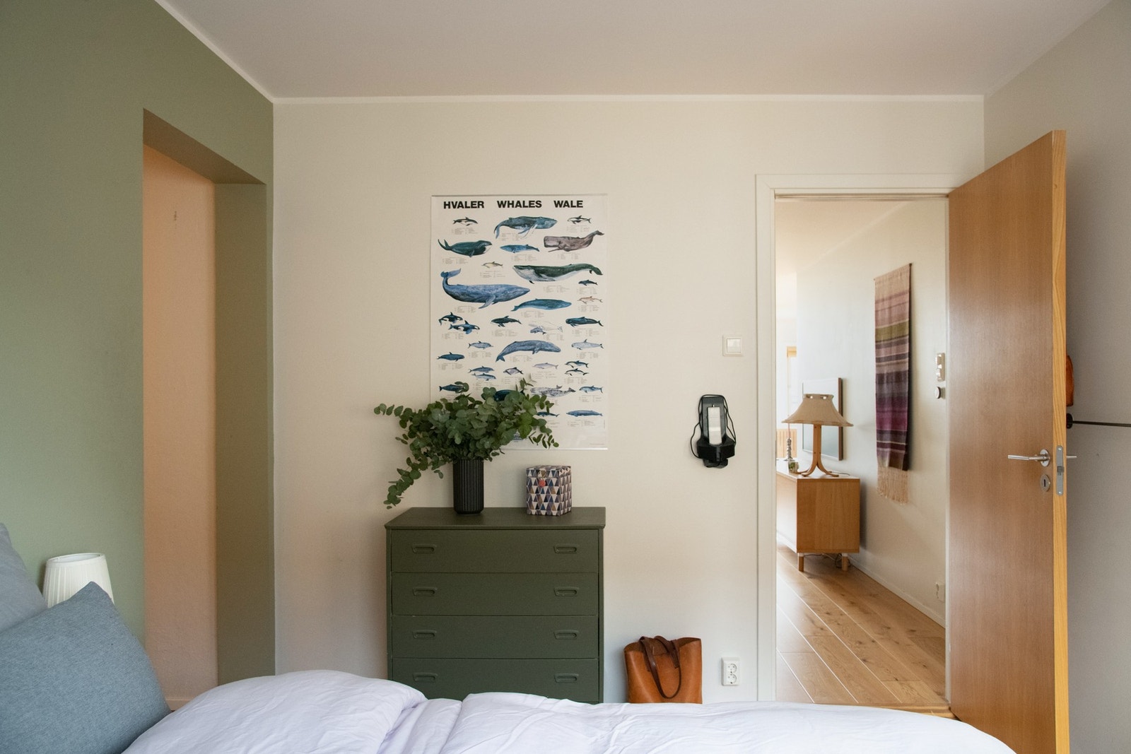Soverommet har godt lysinnslipp fra vinduet, og under vinduet er det montert radiator. Galleribilde