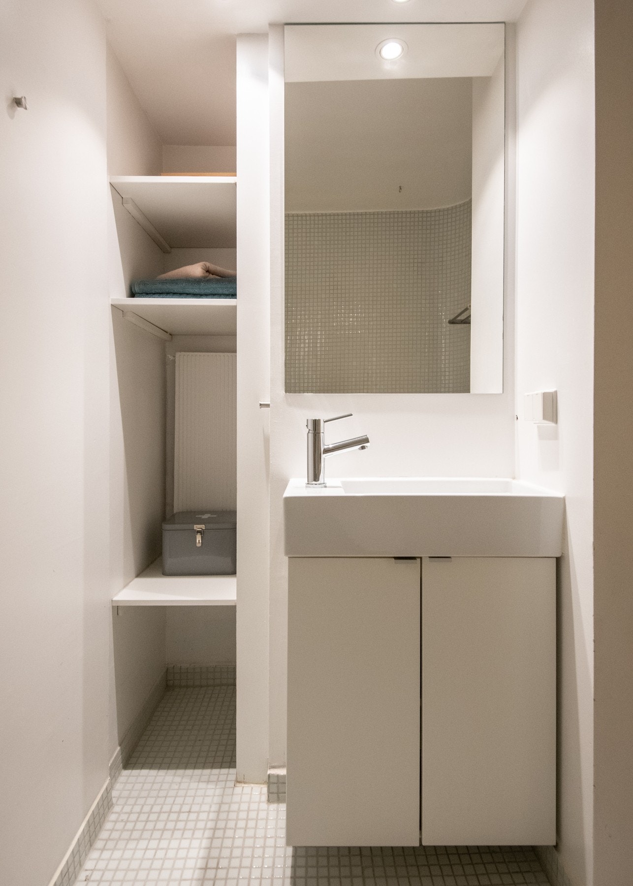 Badet ble renovert i 2017 av tidligere eier og fremstår i dag med et moderne og stilrent uttrykk. Galleribilde
