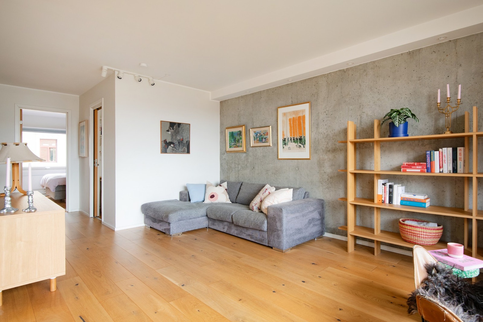 Stuen har gode innredningsmuligheter med plass til sofagruppe, stuebord og mediemøblement, mens spiseplassen er naturlig tilknyttet kjøkkenet. Galleribilde