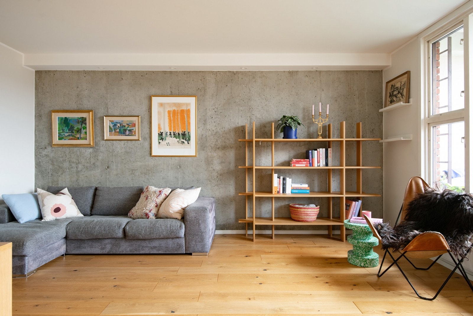 Overflater består av malte platevegger, pussede murvegger samt en fremhevet betongvegg som tilfører rommet et moderne og karakterfullt uttrykk. Galleribilde