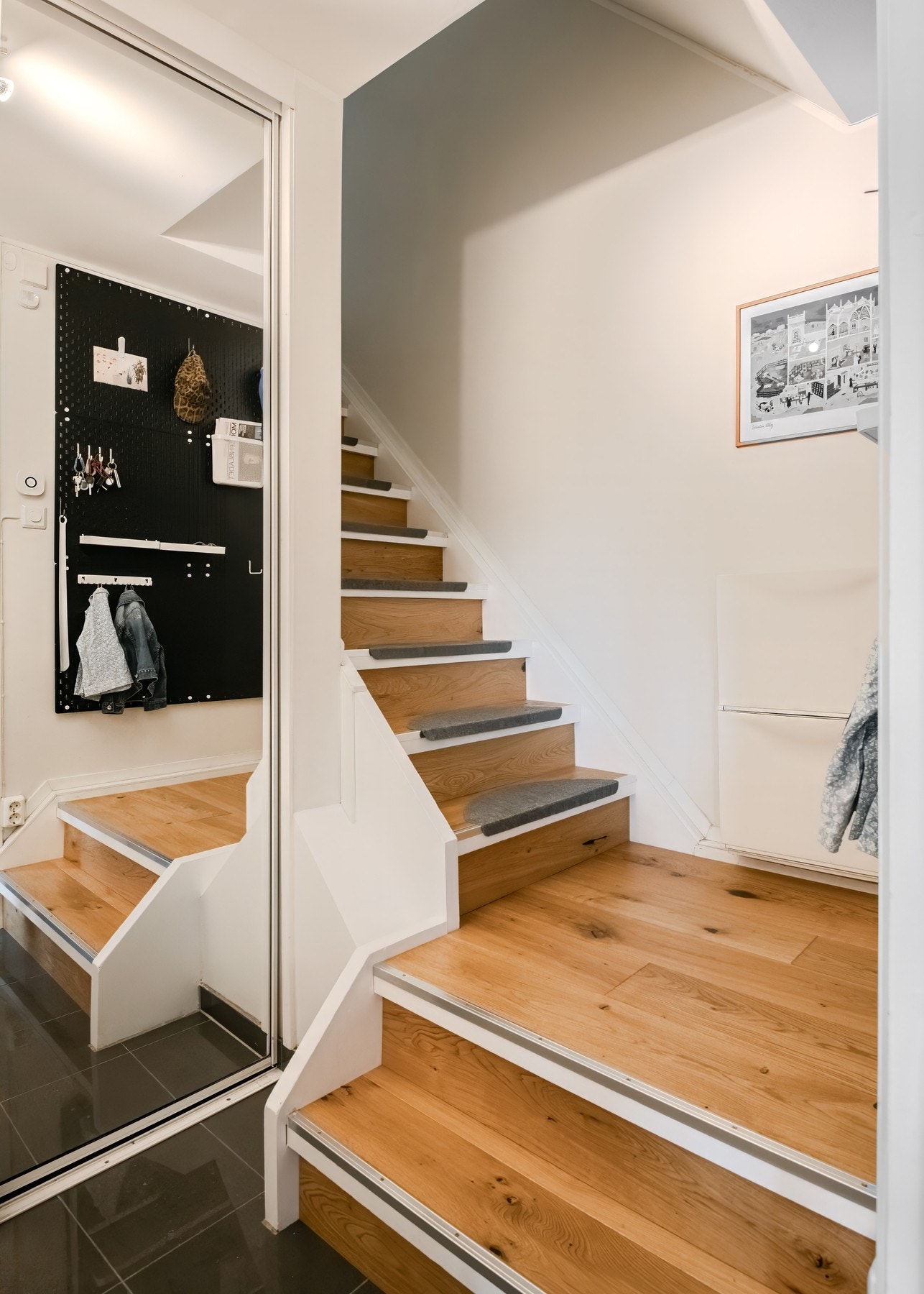 Trapperommet leder opp til boligens oppholdsarealer i 3. etasje, og de to etasjene bidrar til å gi boligen et særpreget og spennende uttrykk. Galleribilde
