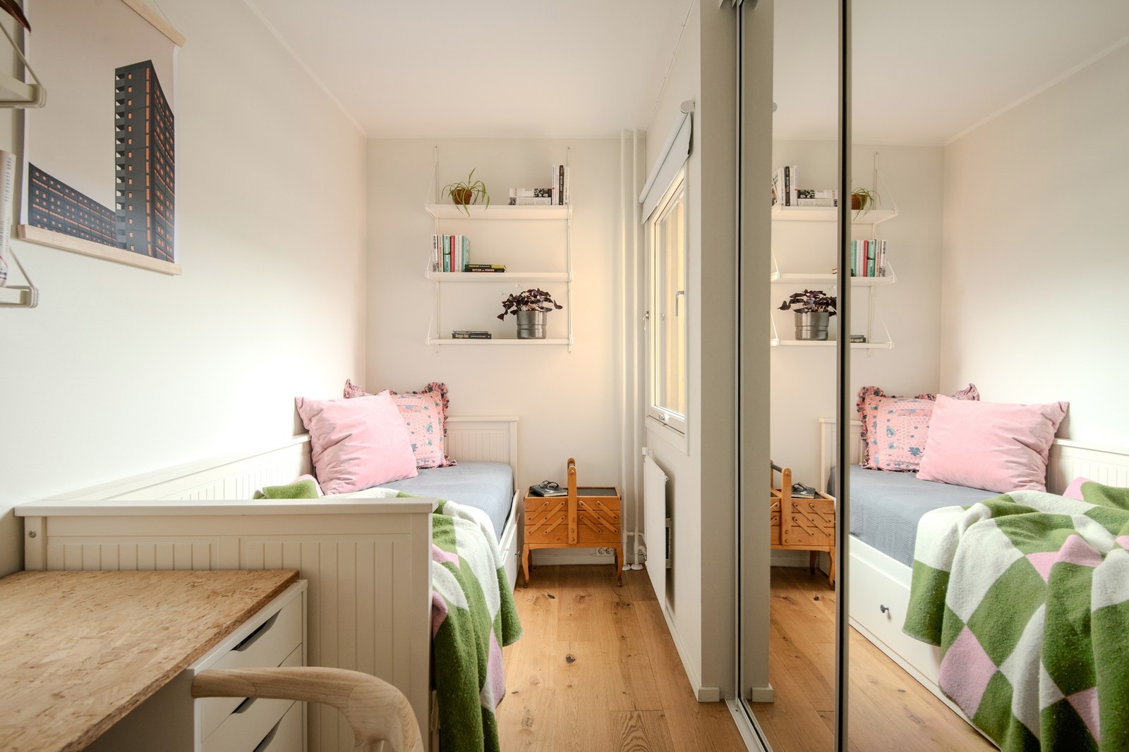 Soverom 2 fremstår lyst og funksjonelt med plass til seng, garderobeløsning og skrivepult, ideelt som barnerom, gjesterom eller kontor. Galleribilde