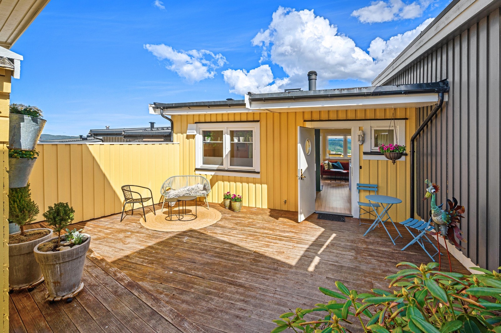 Boligen ligger attraktivt til i et rolig, godt etablert og meget barnevennlig område på Ilhaugen i Buvika. Galleribilde