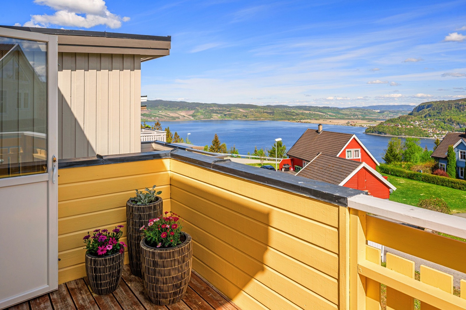 Koselig balkong med fin utsikt mot Buvikbukta, Gaulosen og Byneset. Galleribilde