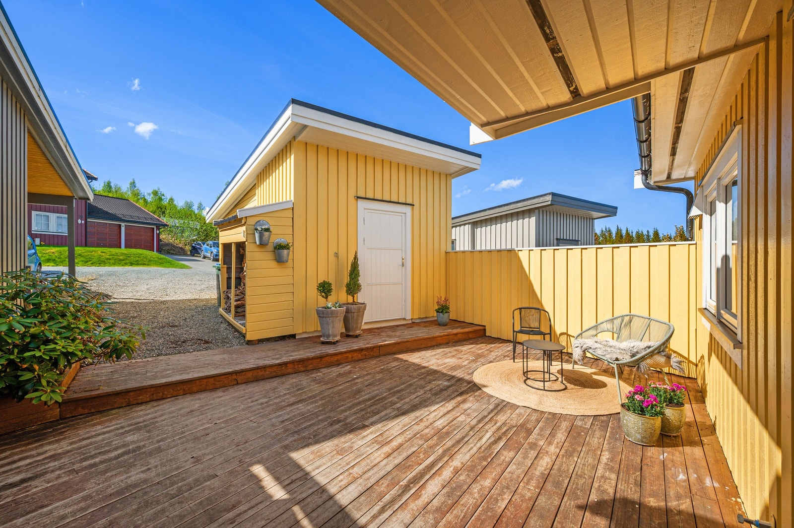 Boligen har en romslig carport med stor bod i bakkant. Galleribilde